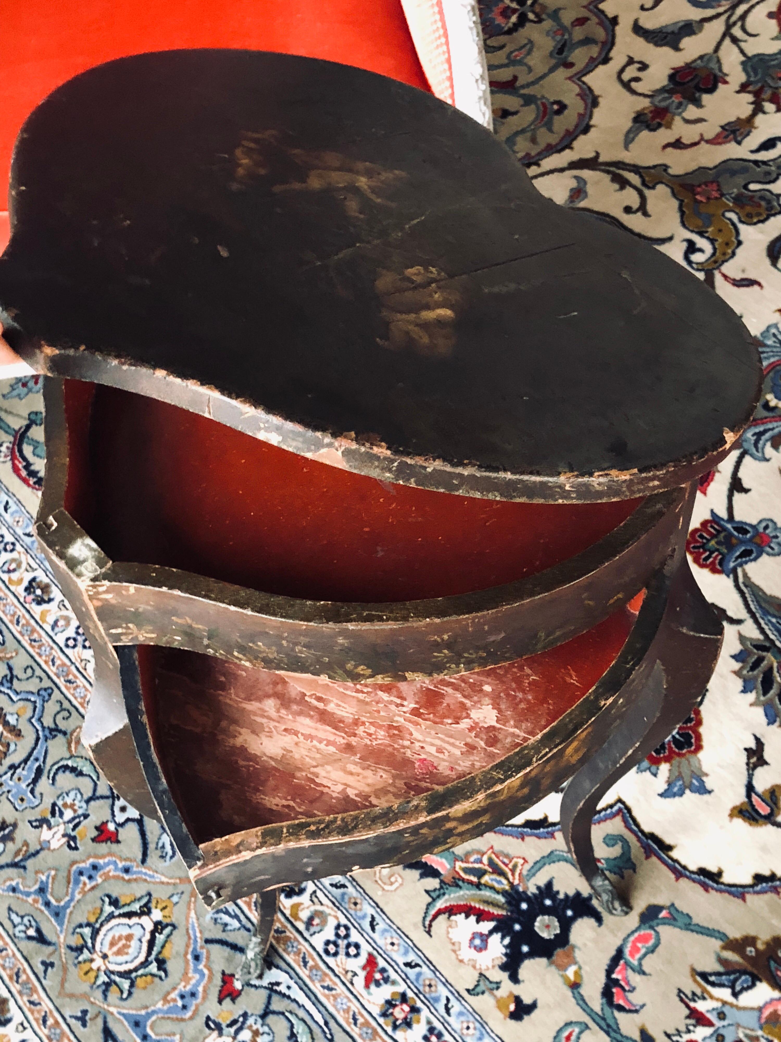 Französischer handbemalter herzförmiger Dreibein-Beistelltisch im Louis-XV-Stil des 19. Jahrhunderts im Zustand „Gut“ im Angebot in Sofia, BG
