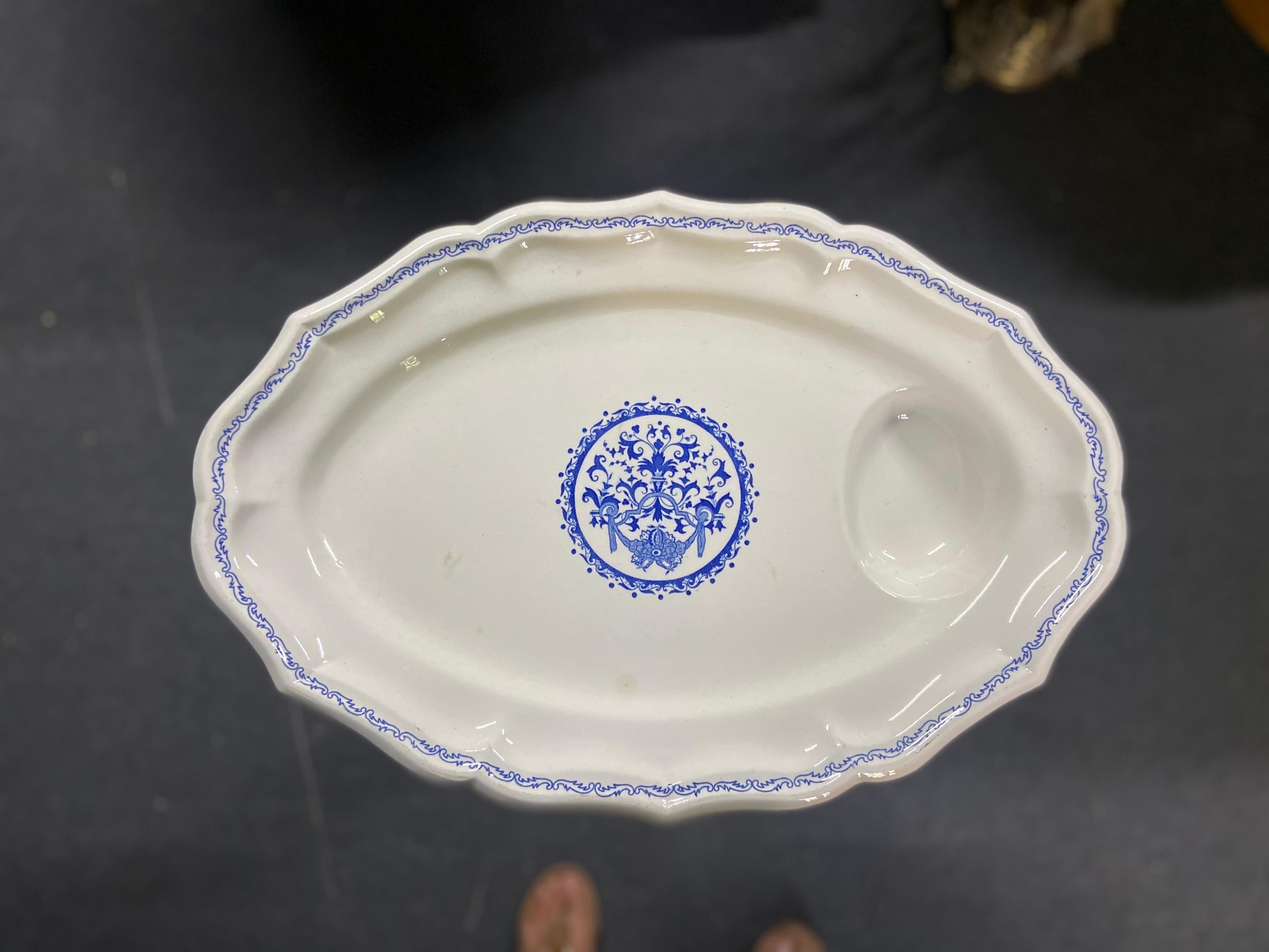 19th century French hand made and hand painted large fine ceramic bathroom plate with a special soap place marked by GIEN. Very good condition with no restorations.
France, circa 1880.
