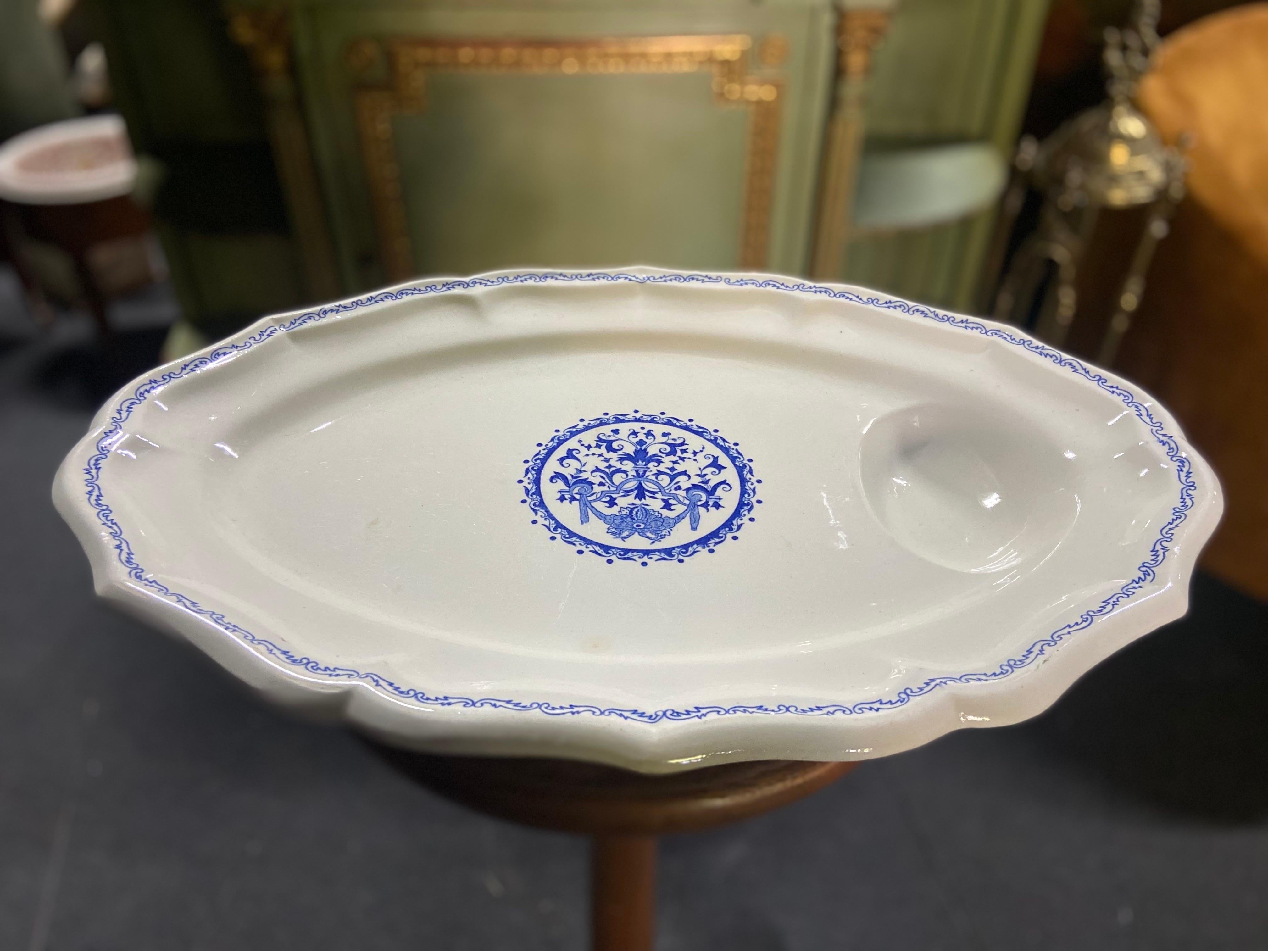 19th Century French Hand Painted Large Ceramic Bathroom Plate by Gien In Good Condition For Sale In Sofia, BG