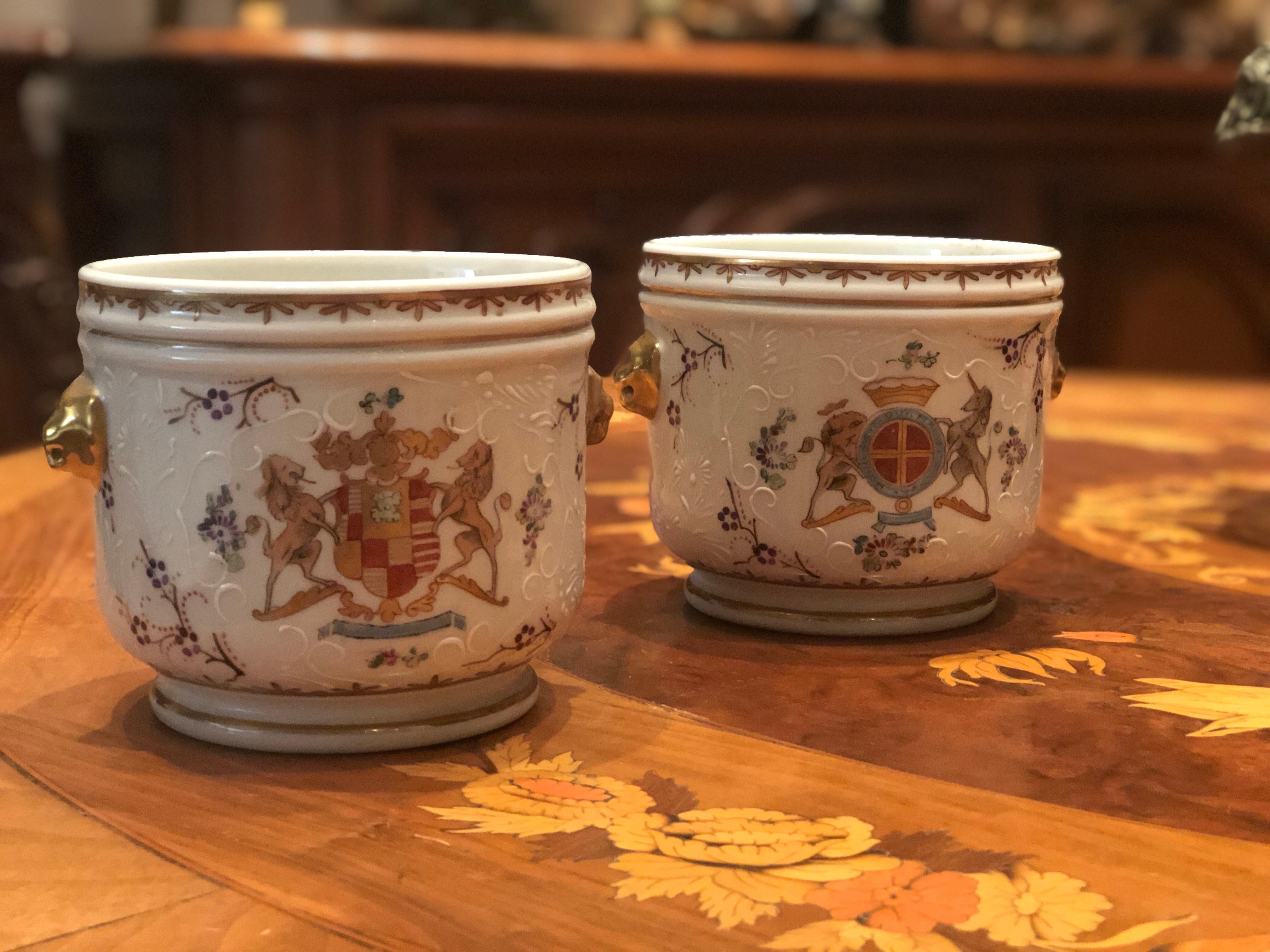 Samson (Paris):
Pair of small china refreshes with polychrome and gold decoration of a coat of arms and flower piers.
Chinese brand.
After 1900