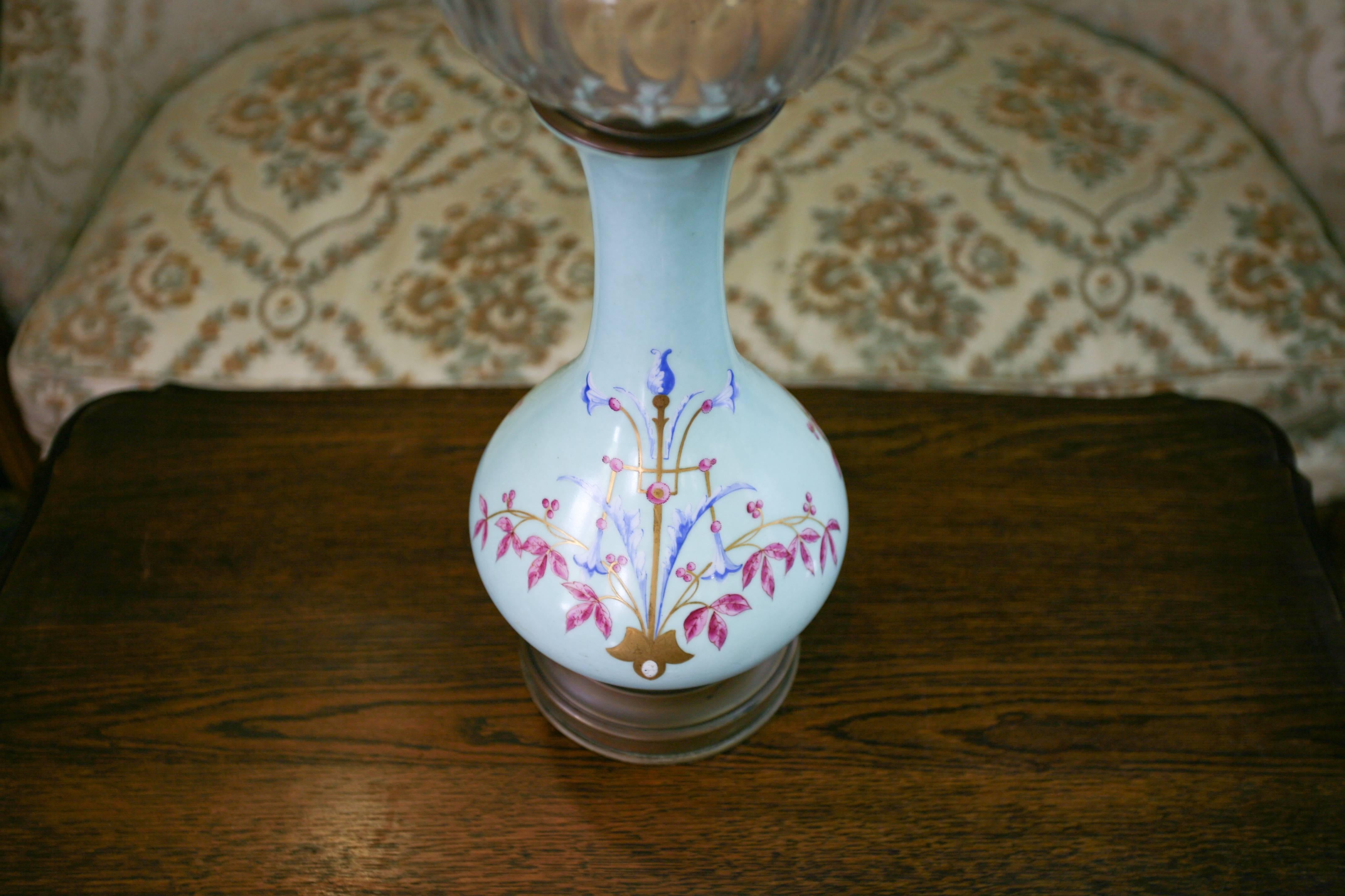 French hand-painted porcelain oil lamp standing on a bronze base, 
France, circa 1870.