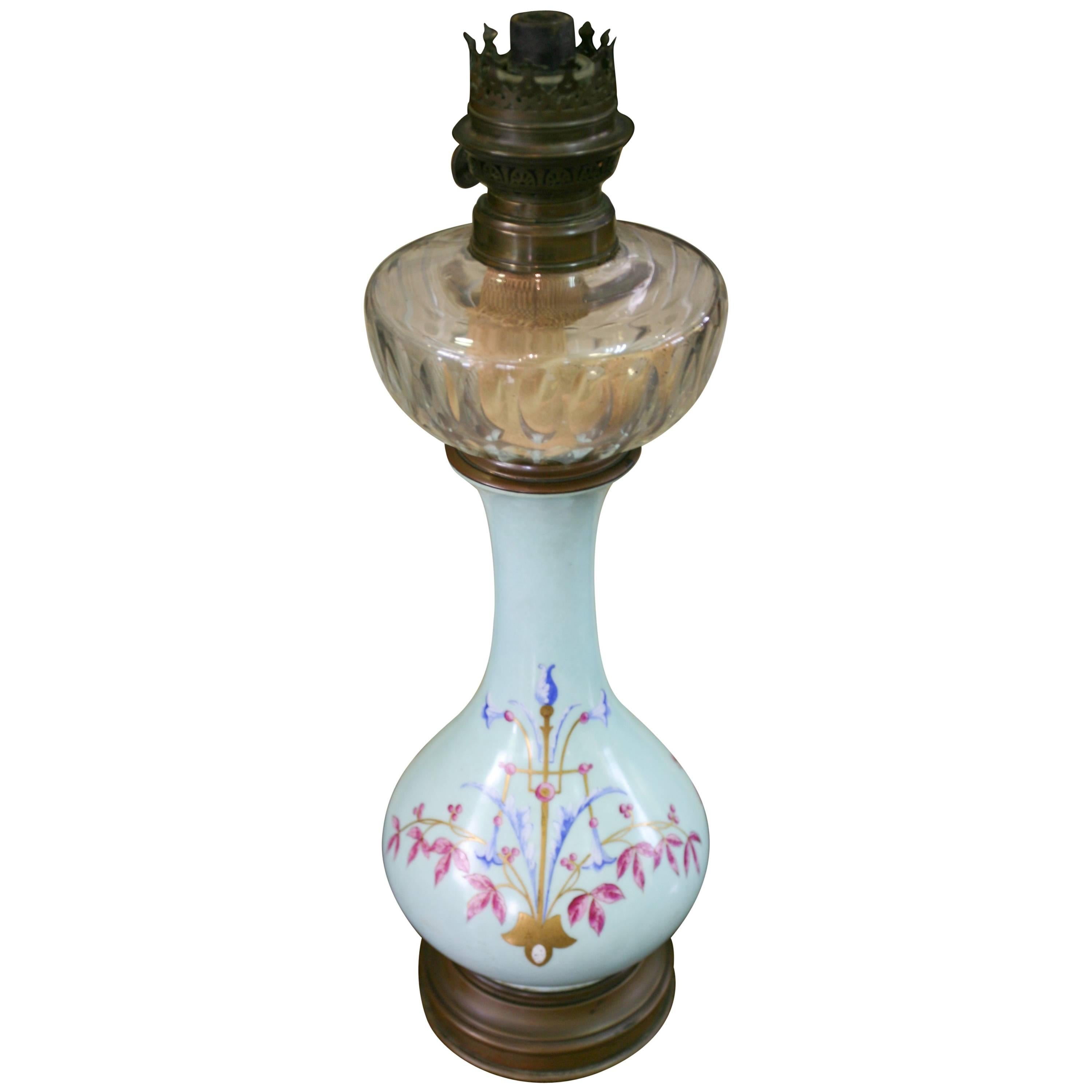 Lampe à huile française du 19e siècle en porcelaine peinte à la main sur une base en bronze