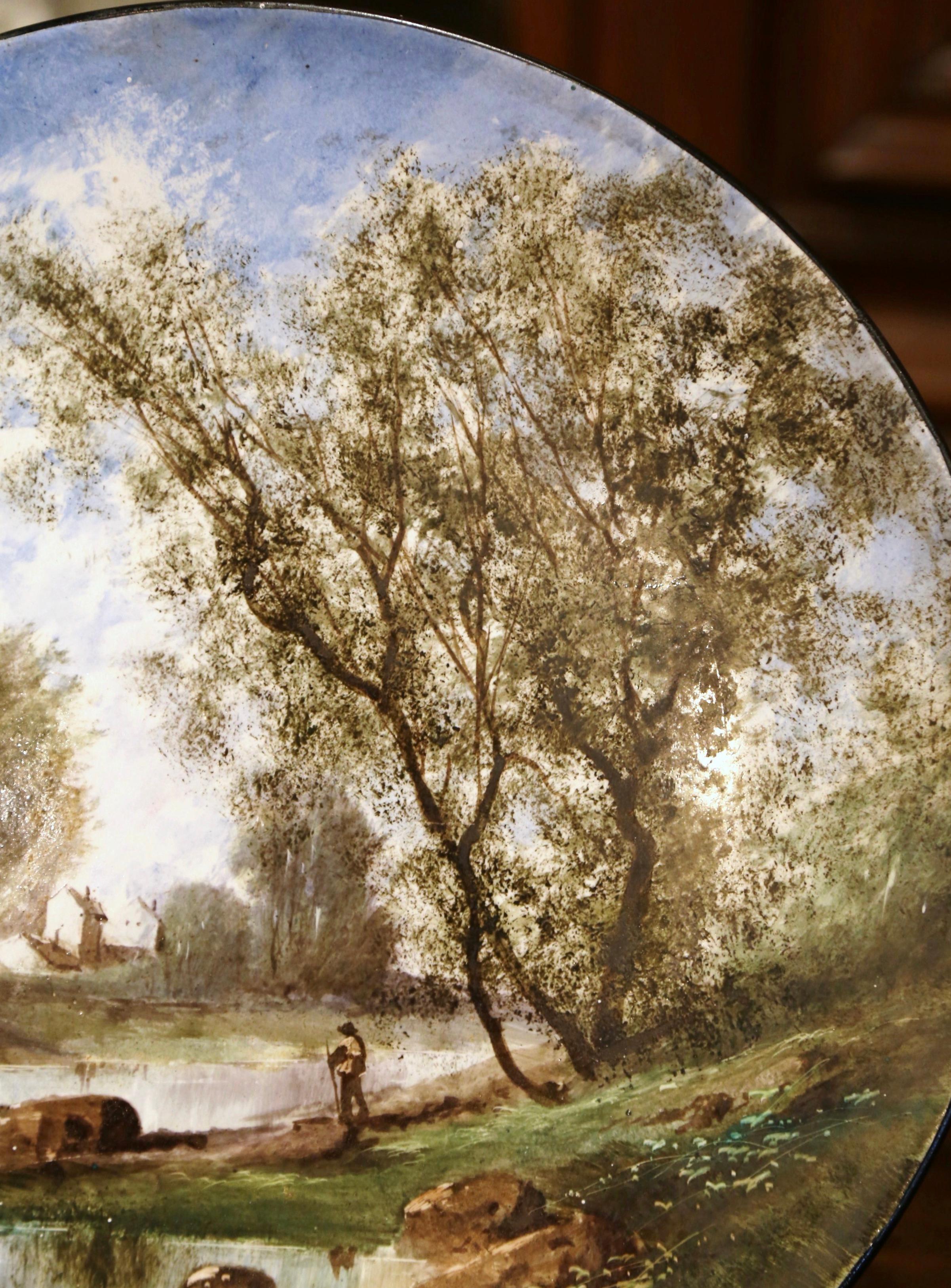 XIXe siècle Plat mural en porcelaine peinte à la main et signée du 19ème siècle provenant de Limoges en vente