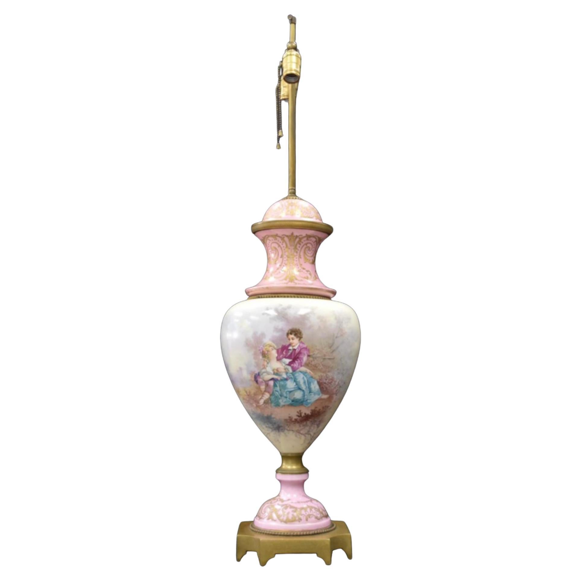 Lampe de bureau française du 19ème siècle en forme d'urne en porcelaine peinte à la main