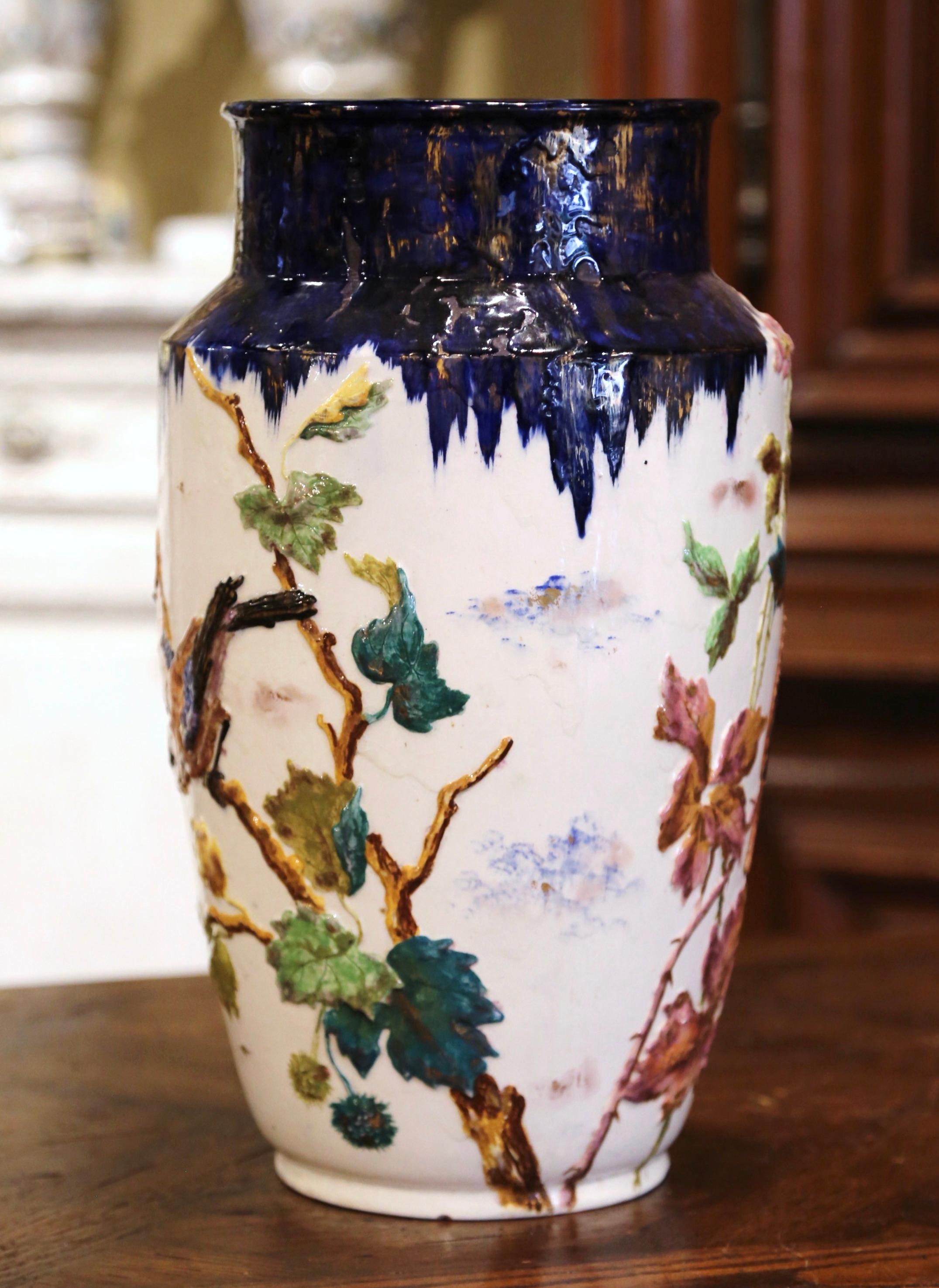 Vase en porcelaine peint à la main au 19ème siècle, France Excellent état - En vente à Dallas, TX