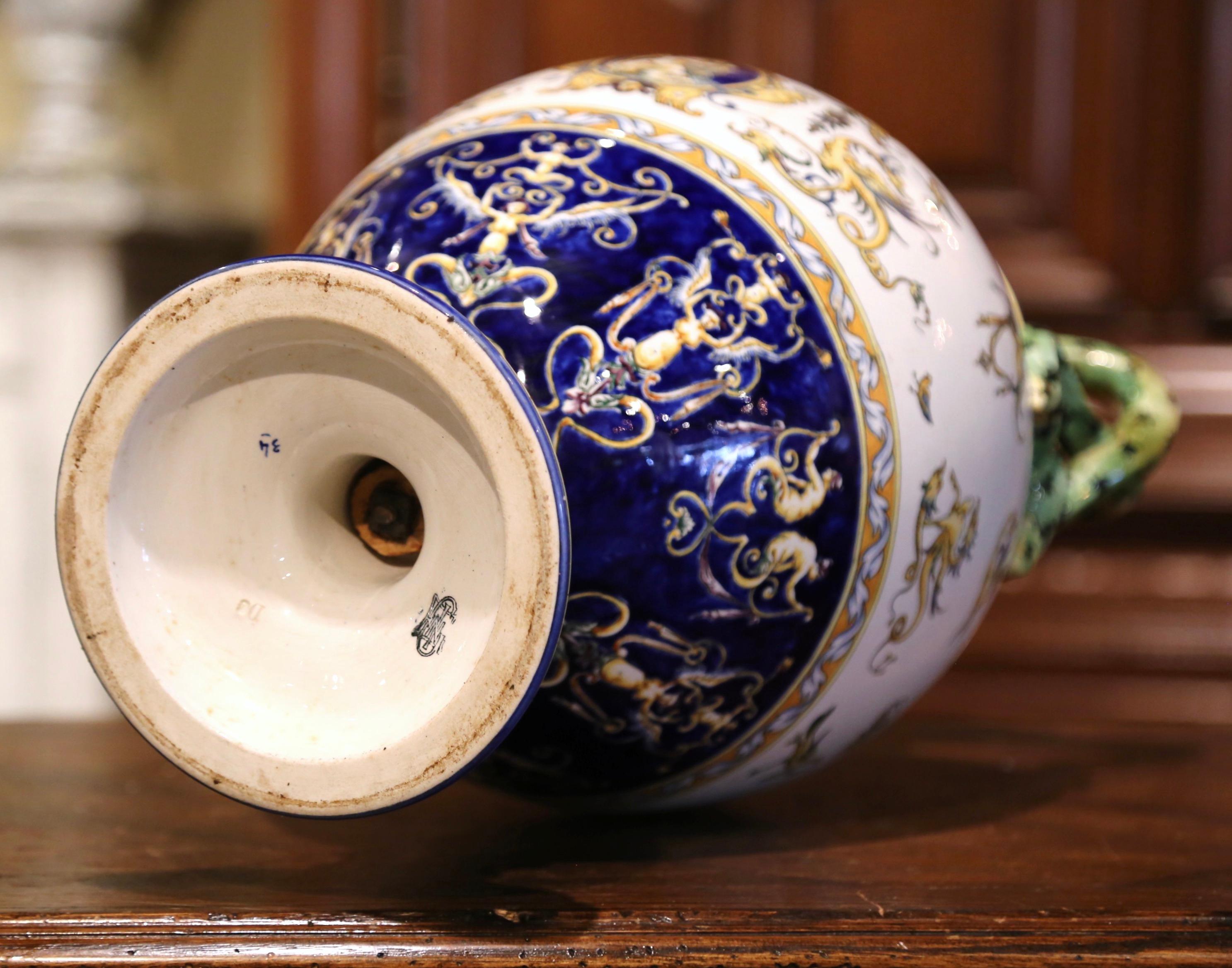 XIXe siècle Vase en porcelaine française du 19ème siècle peint à la main avec poignées en forme de serpent de Gien en vente
