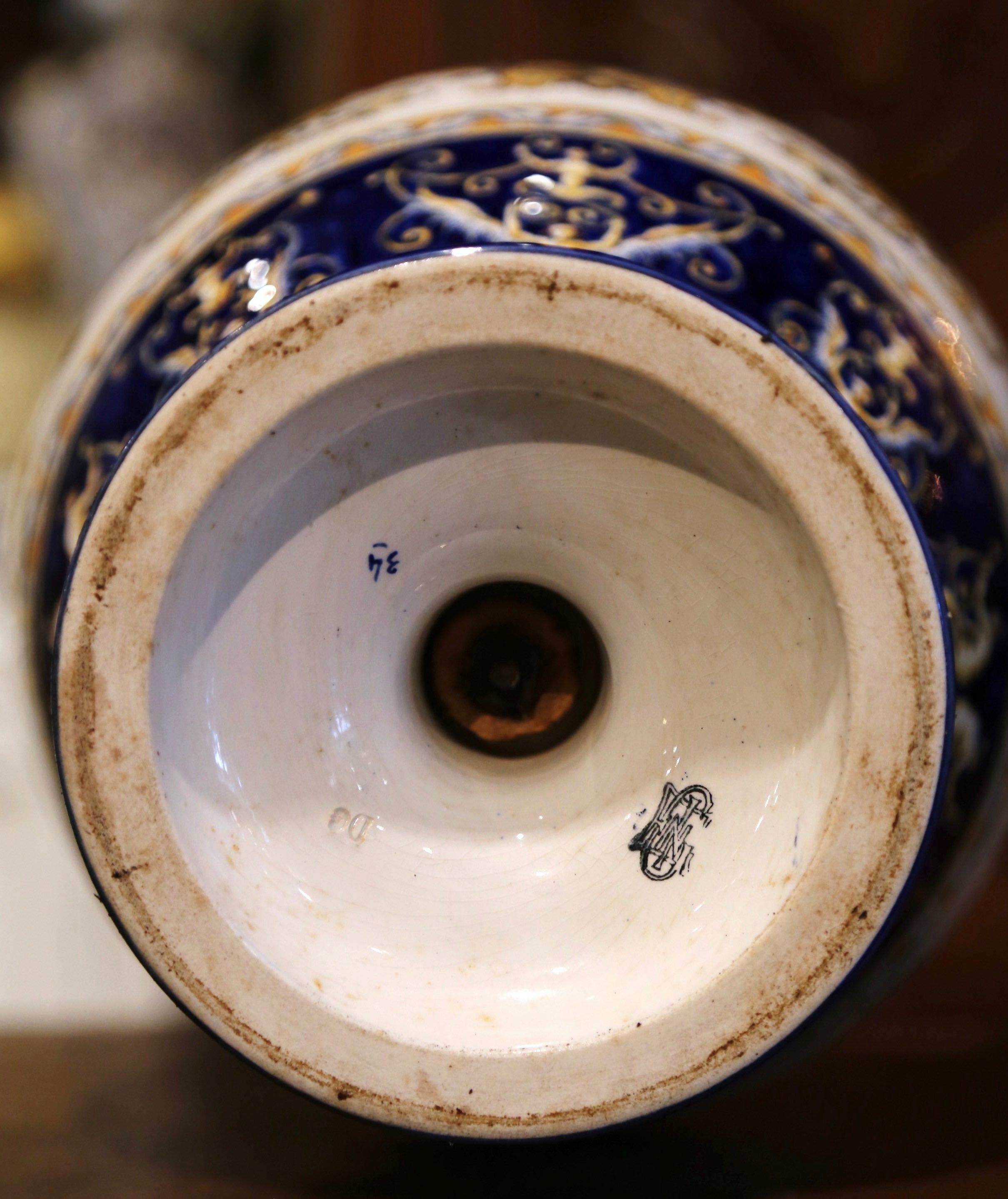 Porcelaine Vase en porcelaine française du 19ème siècle peint à la main avec poignées en forme de serpent de Gien en vente