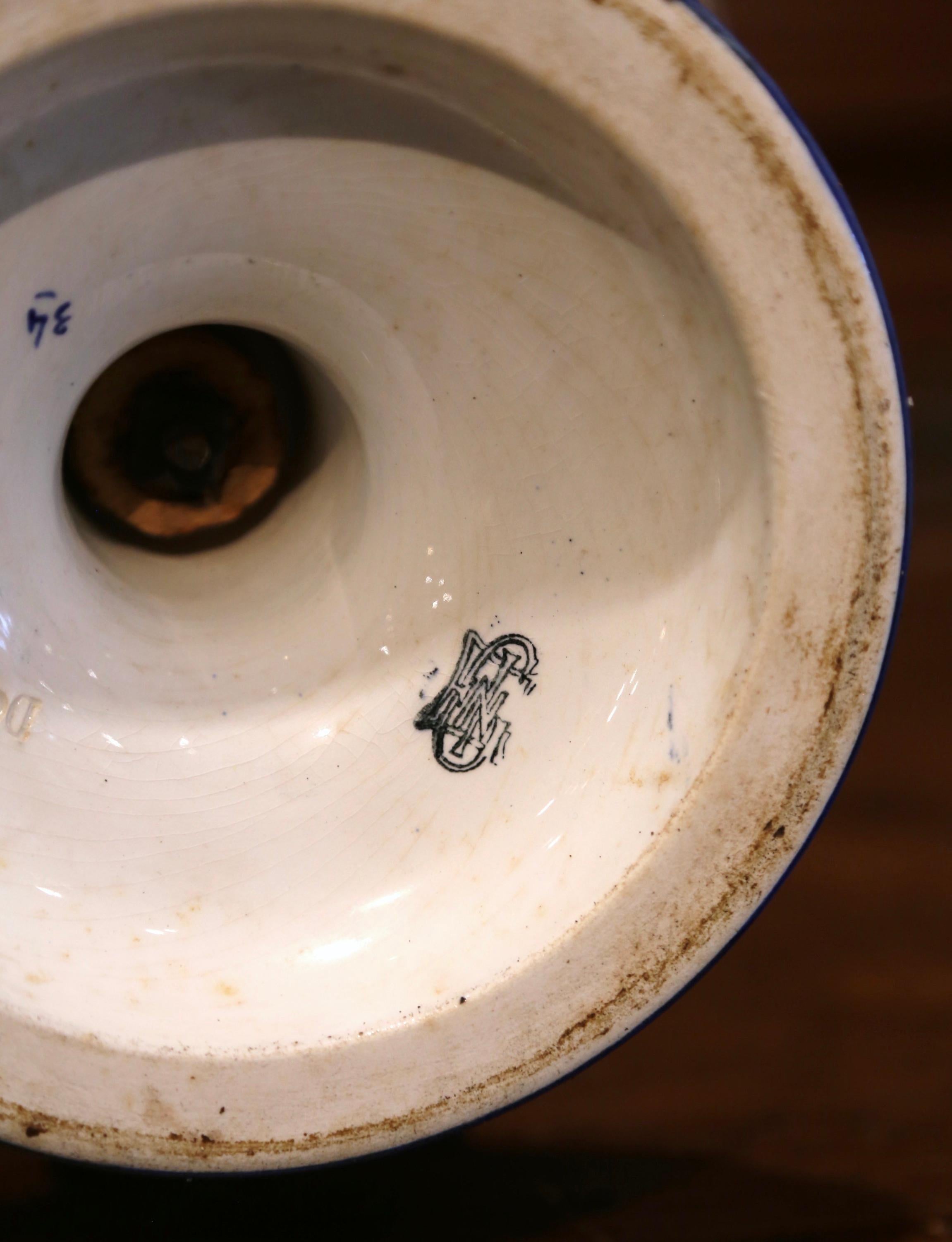 Vase en porcelaine française du 19ème siècle peint à la main avec poignées en forme de serpent de Gien en vente 1
