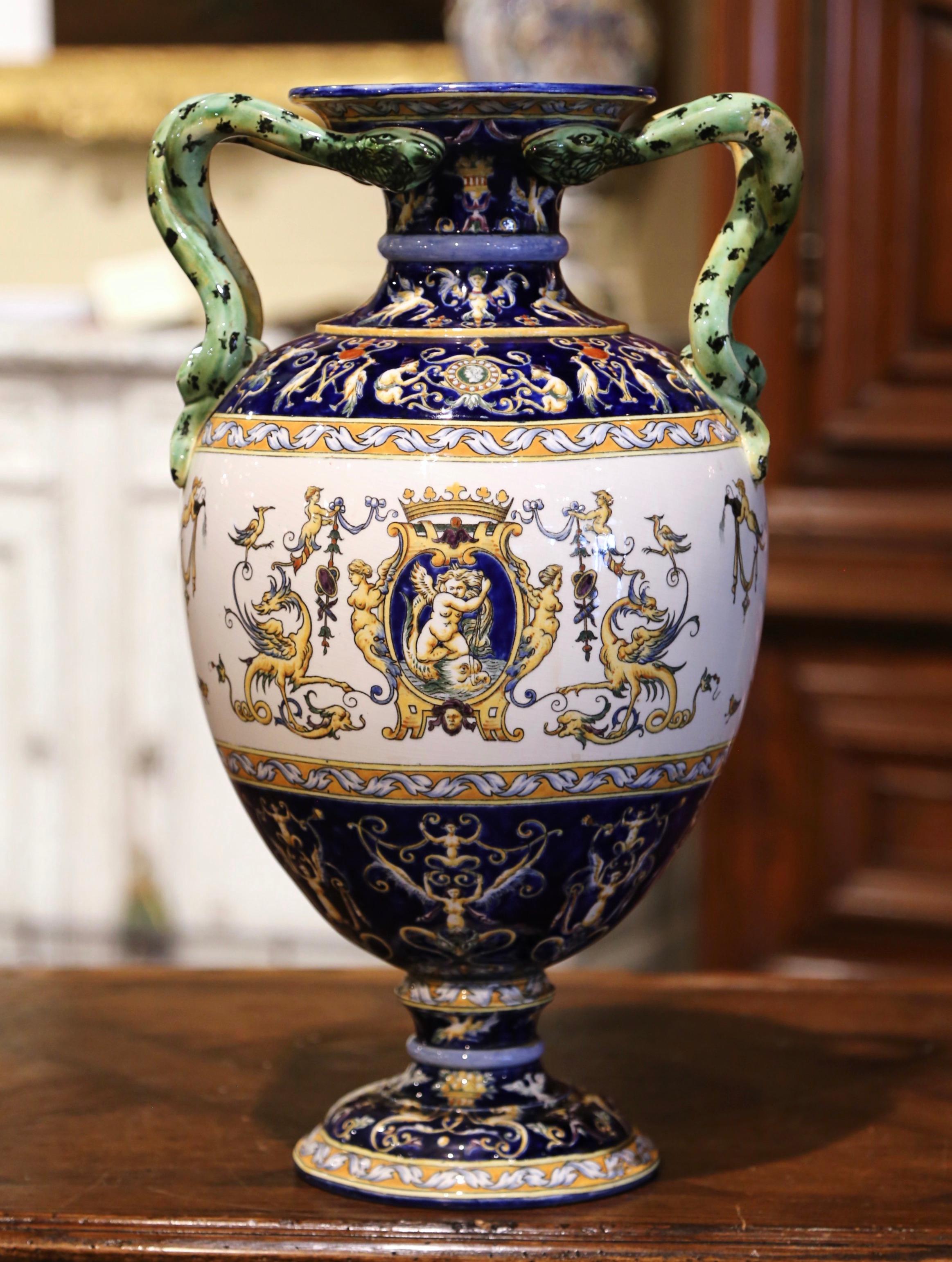 Peint à la main Vase en porcelaine française du 19ème siècle peint à la main avec poignées en forme de serpent de Gien en vente