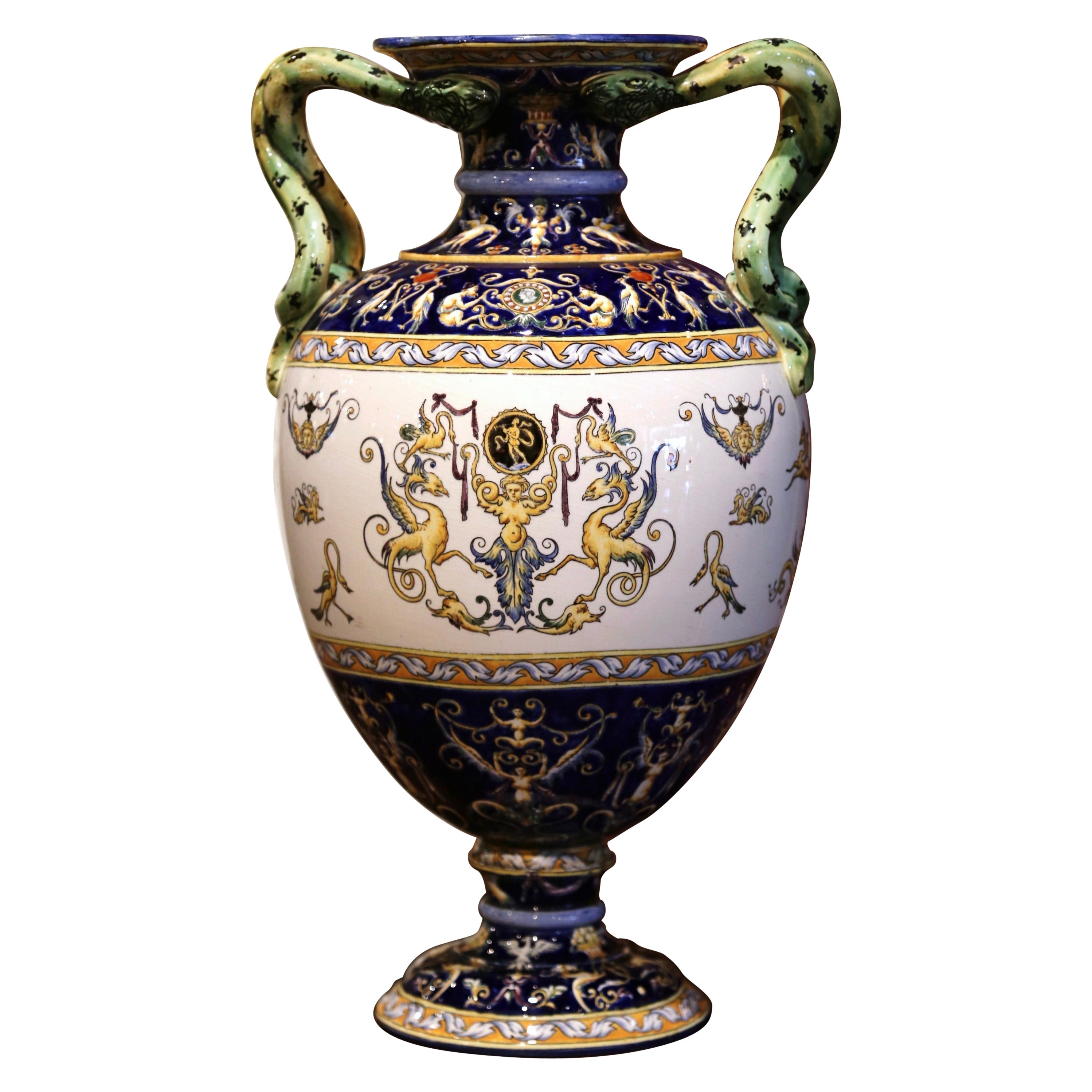 Jarrón francés del siglo XIX de porcelana pintada a mano con asas de serpiente de Gien en venta