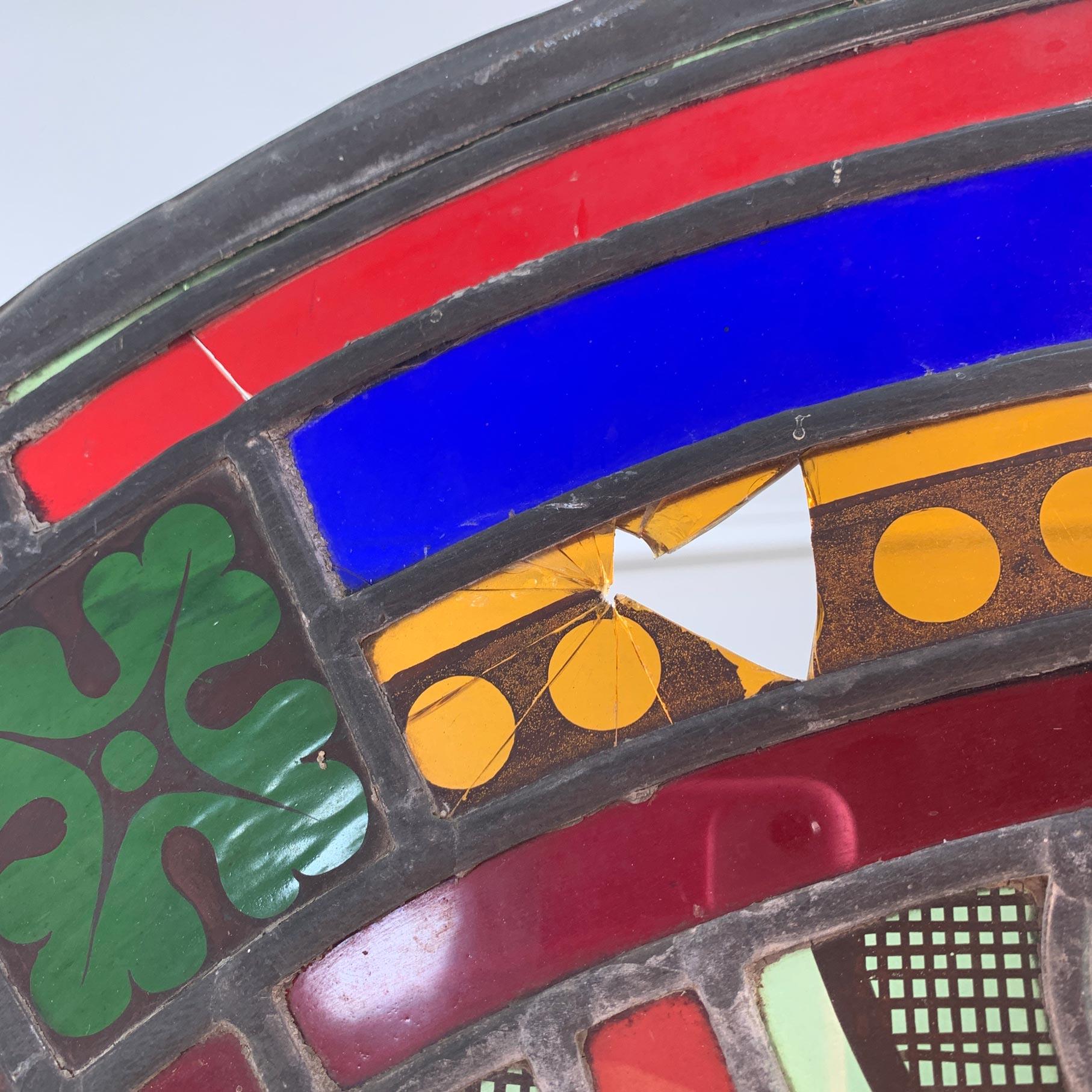 Panneau d'église français du 19ème siècle peint à la main en verre teinté rouge, bleu et vert en vente 6