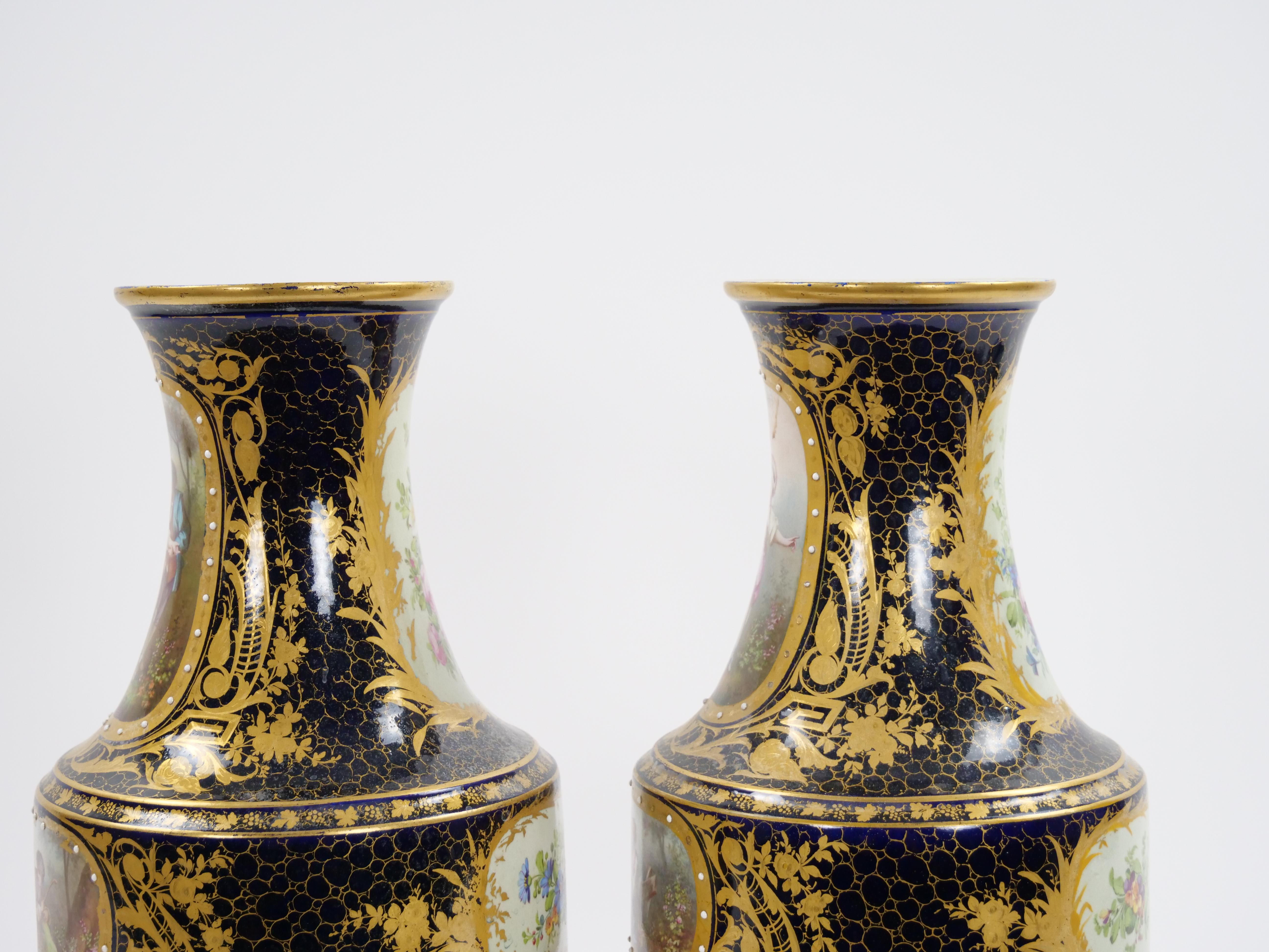 Paire de vases en porcelaine de Sèvres peinte à la main, style Louis XV, 19e siècle en vente 7