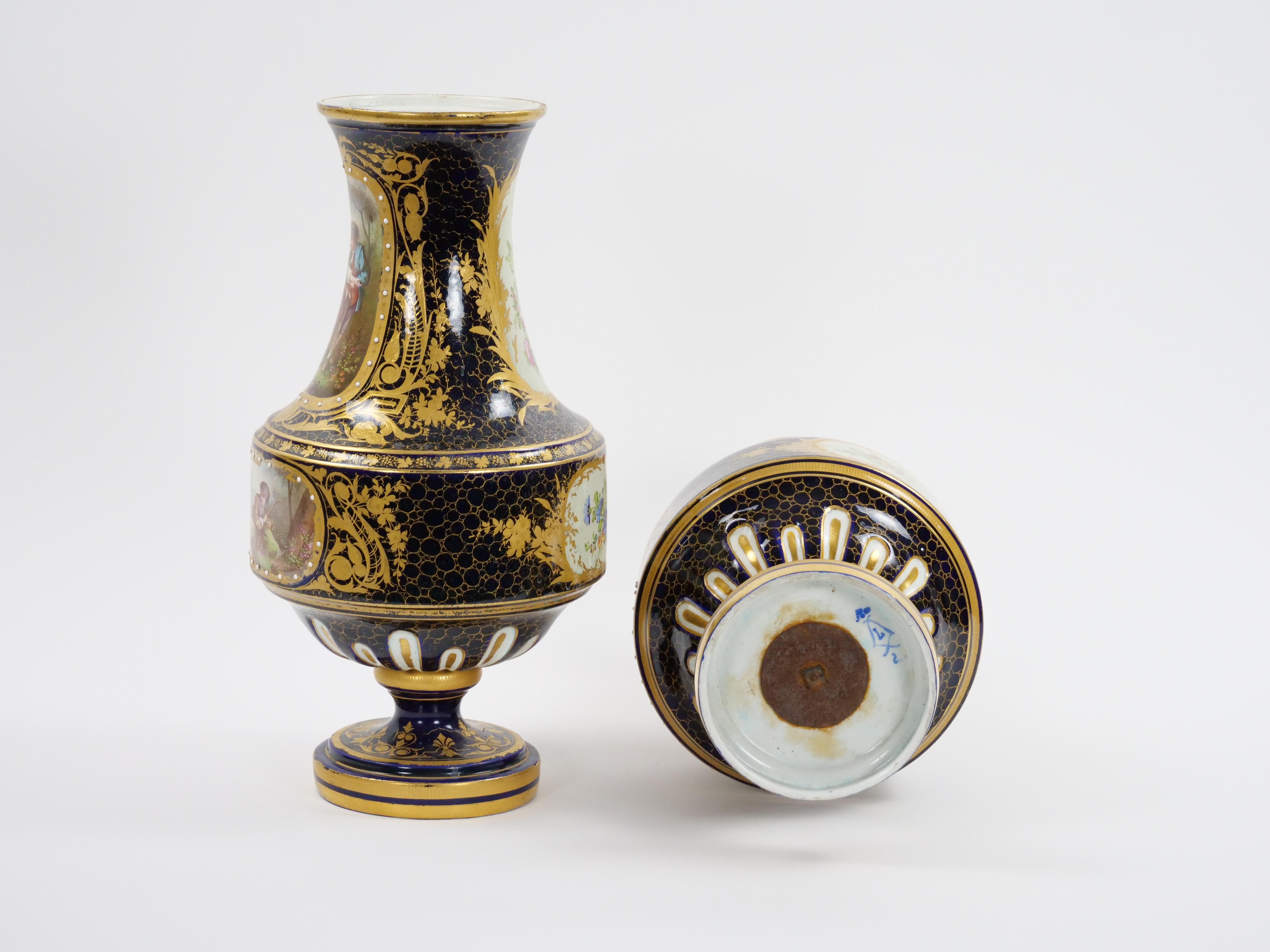 Paire de vases en porcelaine de Sèvres peinte à la main, style Louis XV, 19e siècle en vente 11