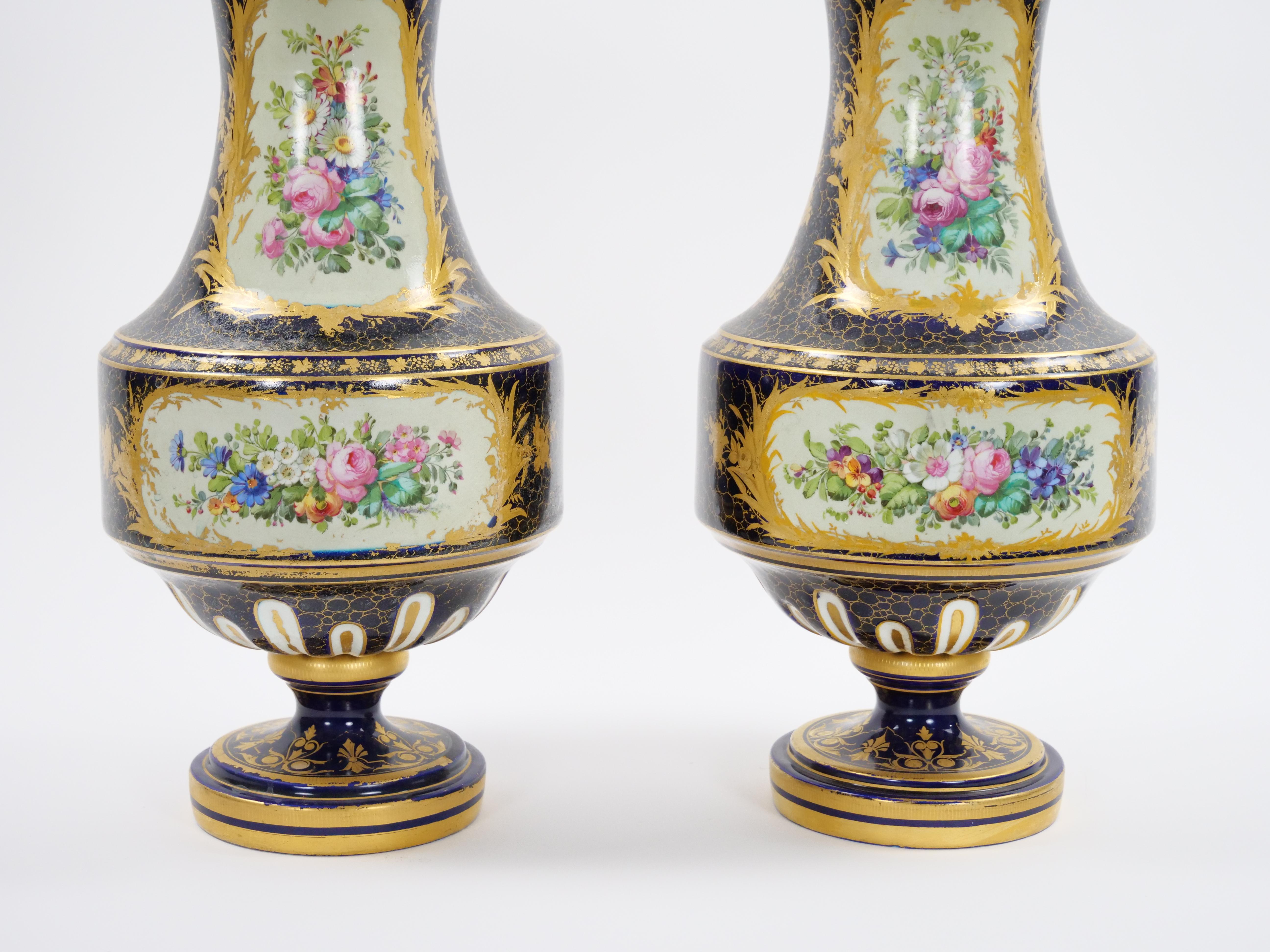 Français Paire de vases en porcelaine de Sèvres peinte à la main, style Louis XV, 19e siècle en vente