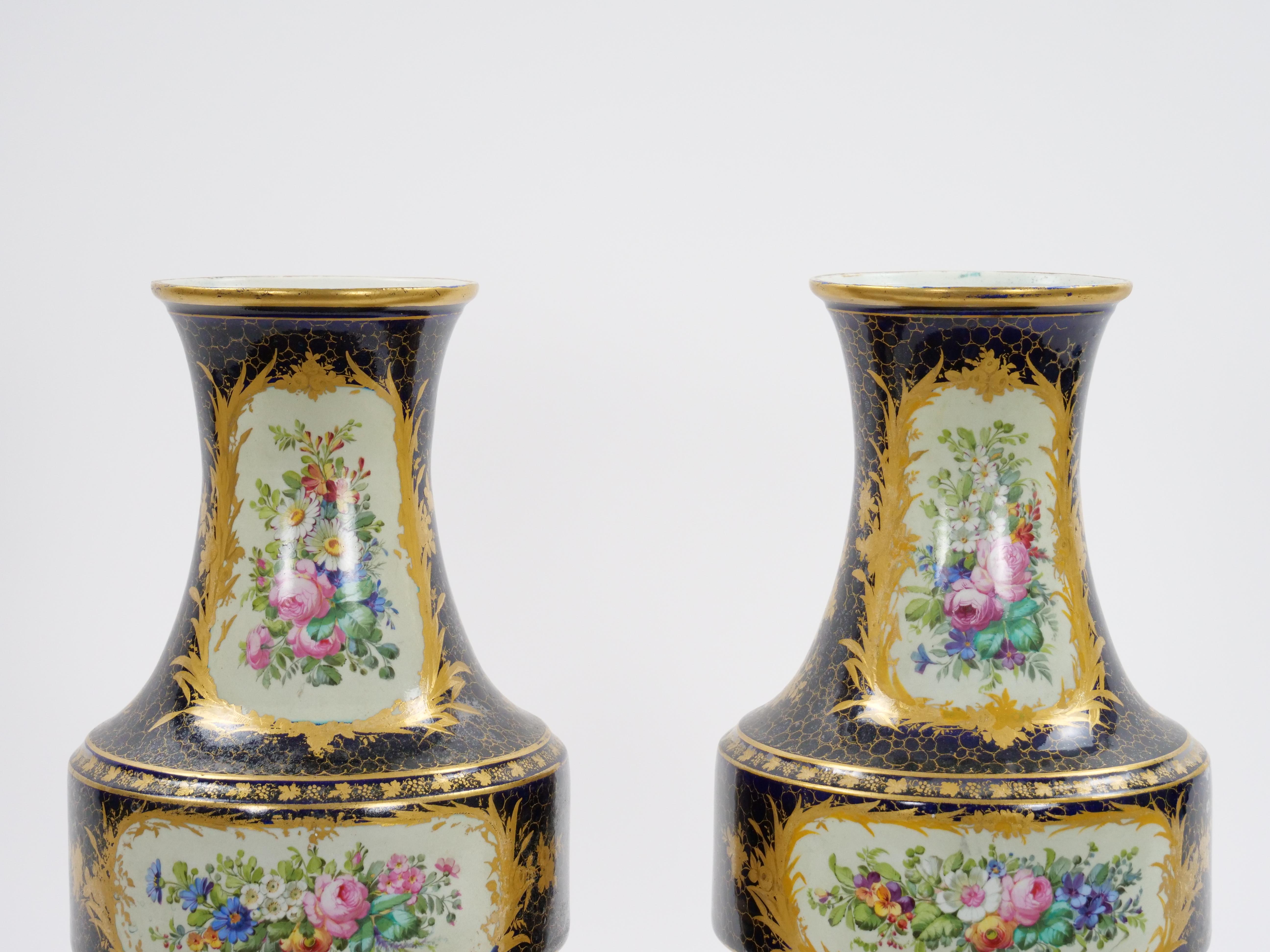 Doré Paire de vases en porcelaine de Sèvres peinte à la main, style Louis XV, 19e siècle en vente