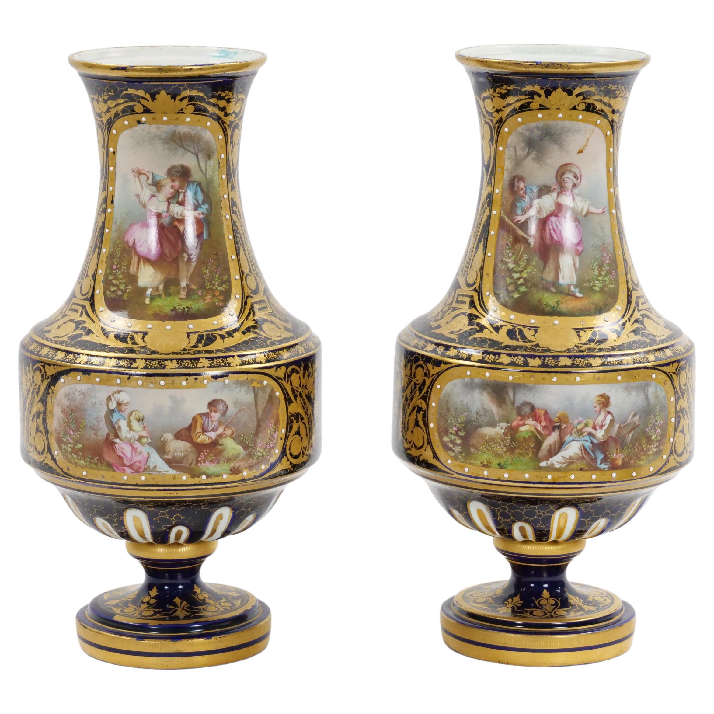 Paar französische handbemalte Sevres-Porzellanvasen im Louis-XV-Stil des 19. Jahrhunderts