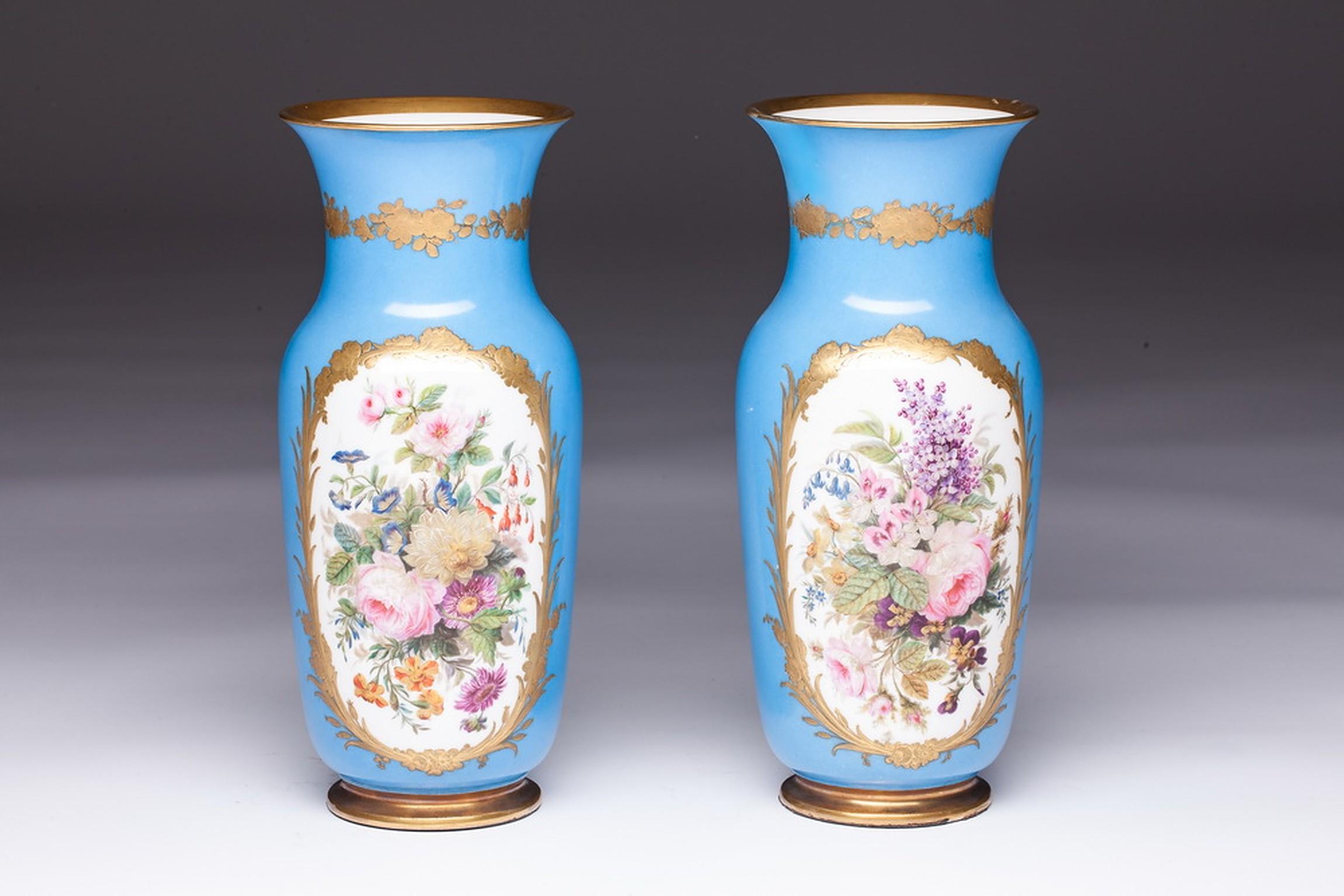 19th Century French Hand Painted Sevres Style Porcelain Vases In Good Condition For Sale In Vilnius, LT