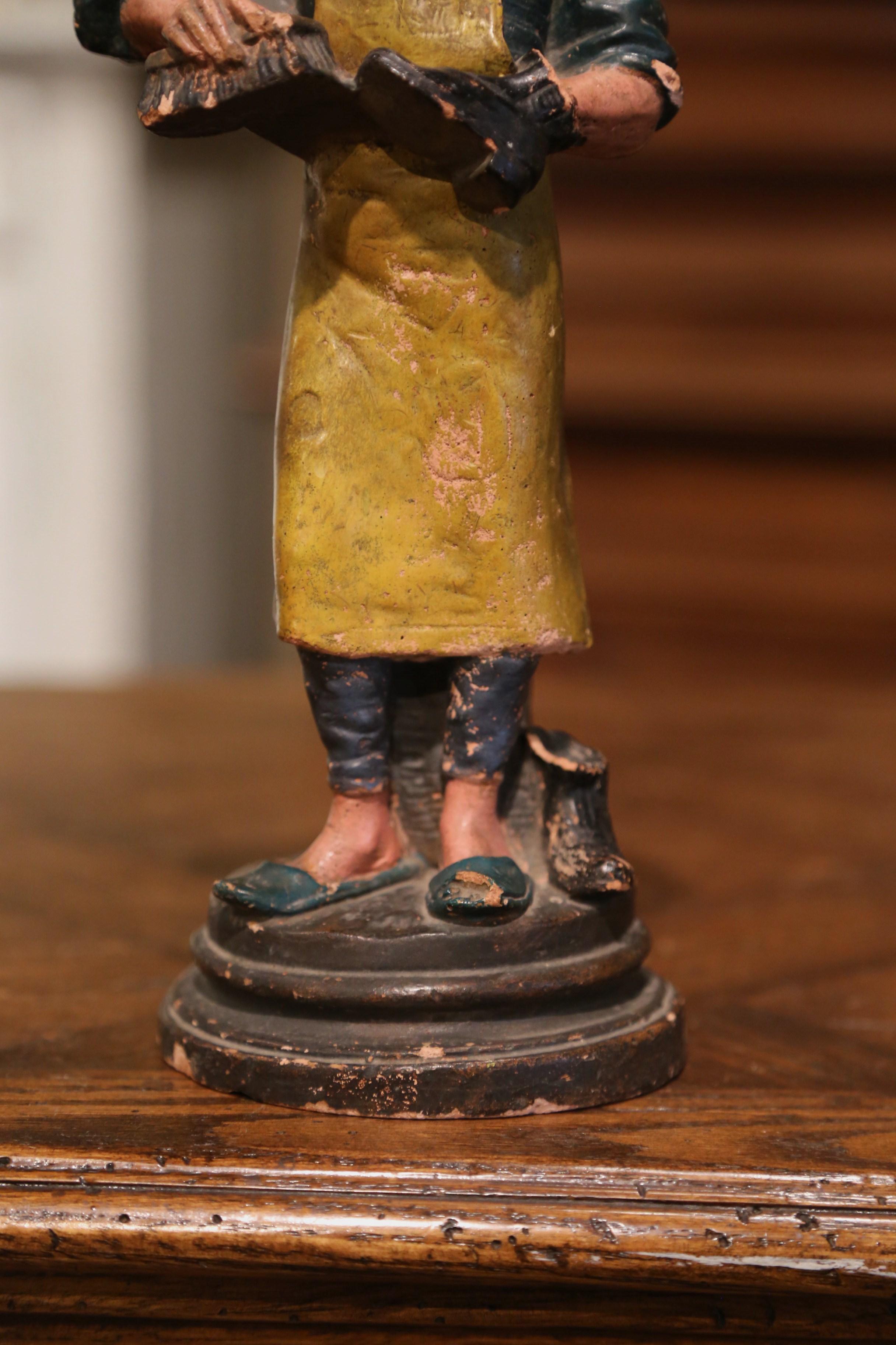 Country Figurine de cordonnier en terre cuite peinte à la main et datant du 19e siècle en vente