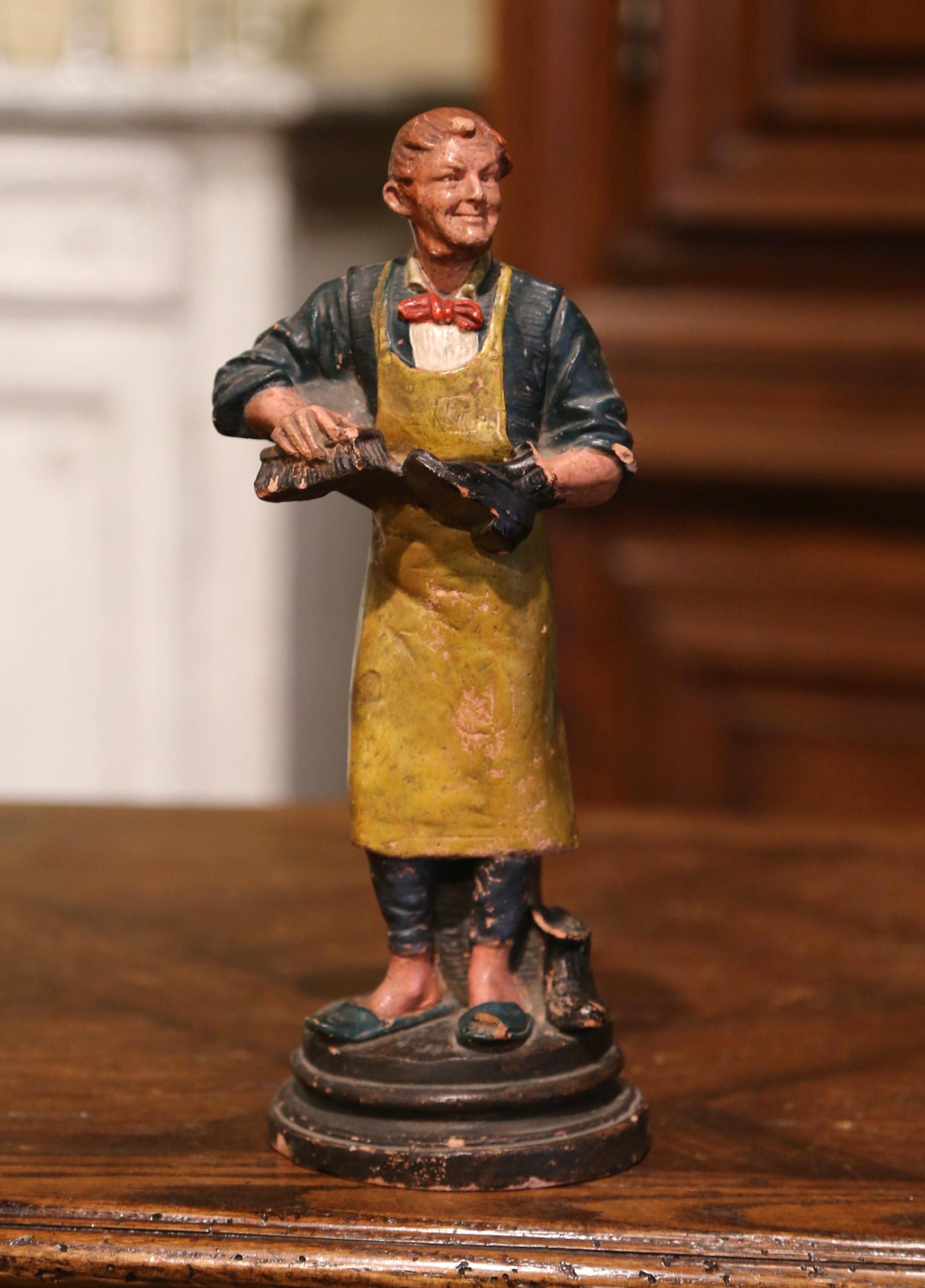Français Figurine de cordonnier en terre cuite peinte à la main et datant du 19e siècle en vente