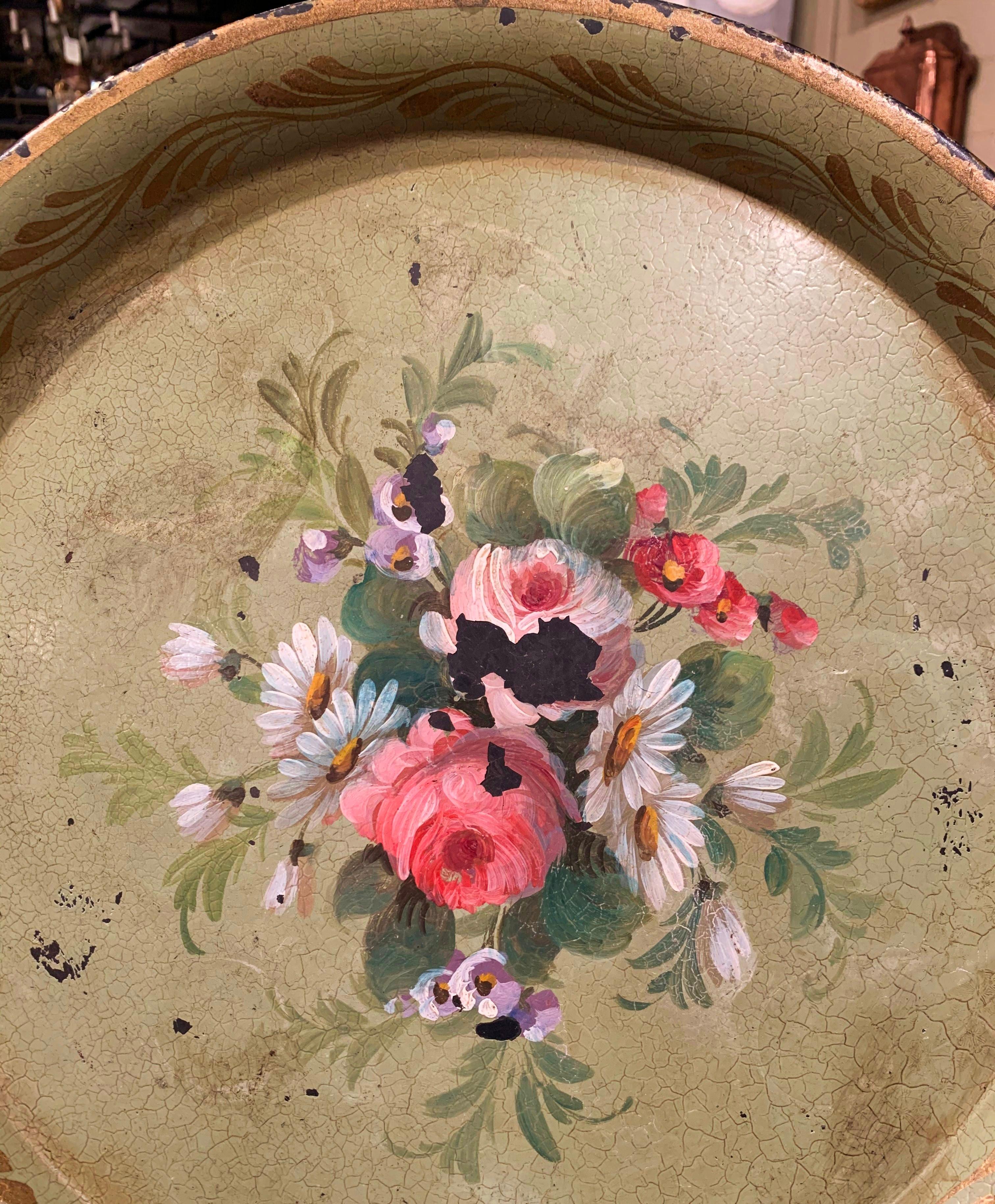 Patiné Plateau en tôle peint à la main du 19ème siècle avec fleurs et feuillage en vente