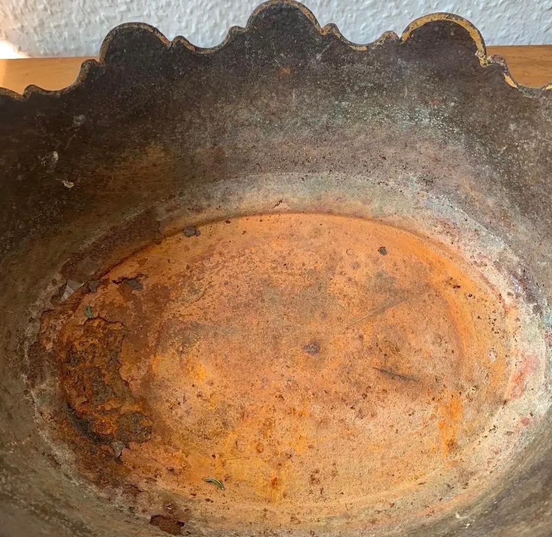 Jardiniere in toleware francese dipinto a mano del XIX secolo In condizioni deteriorate in vendita a Atlanta, GA