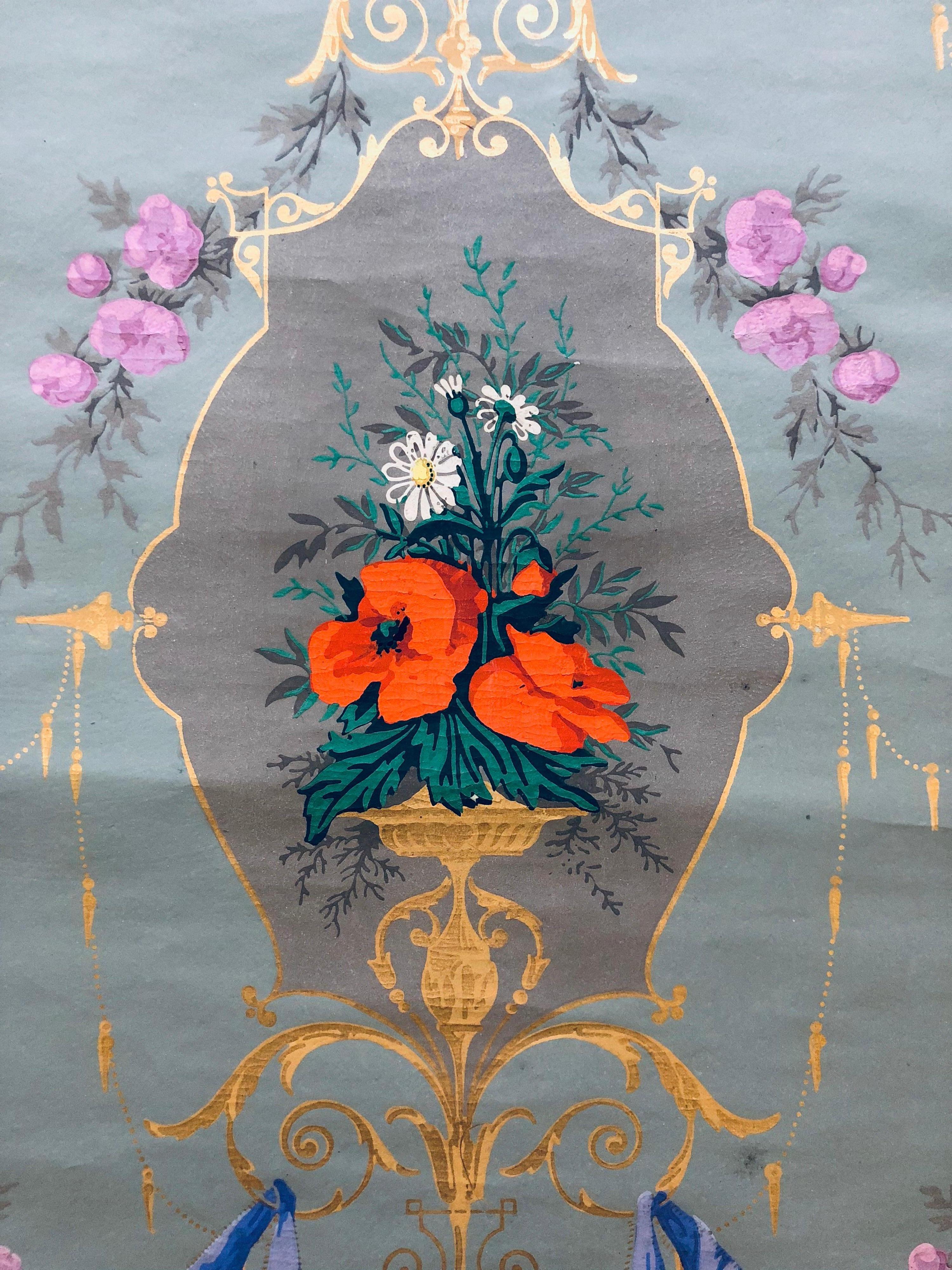 Tapetenrolle aus dem 19. Jahrhundert, zweites Empire, polychromer Druck im Stil von E. Muller, veredelt mit goldenen Zierkartuschen mit einem floralen Schnitt aus Mohn und Gänseblümchen.
Maße: 4,50 m x 0,50 m.
(leichte Abnutzung)
Frankreich, um