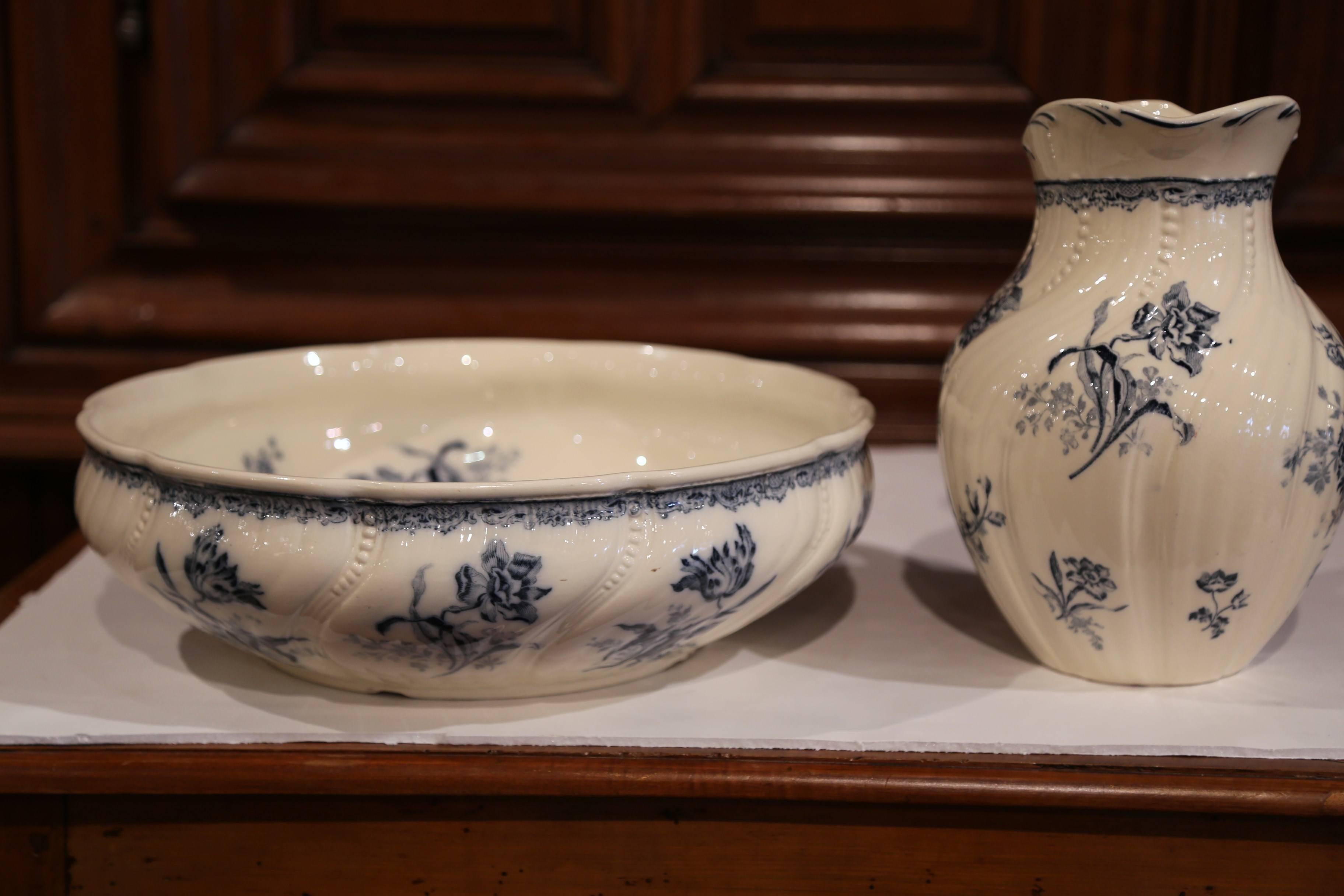 19th Century French Painted Ceramic Wash Bowl and Pitcher from Sarreguemines In Good Condition In Dallas, TX