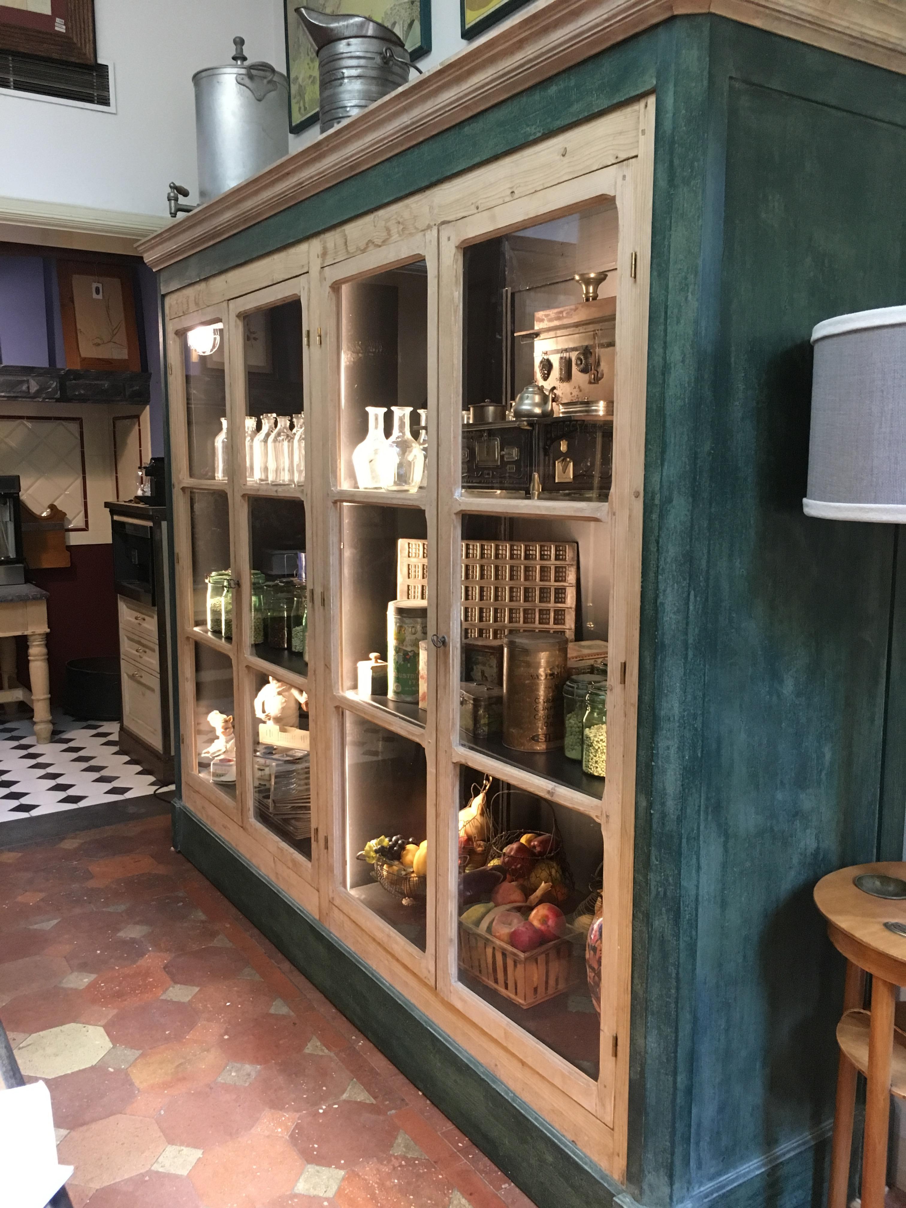 19th Century French Hand-Painted Wood Display Cabinet with Four Glass Shutters In Excellent Condition For Sale In Florence, IT
