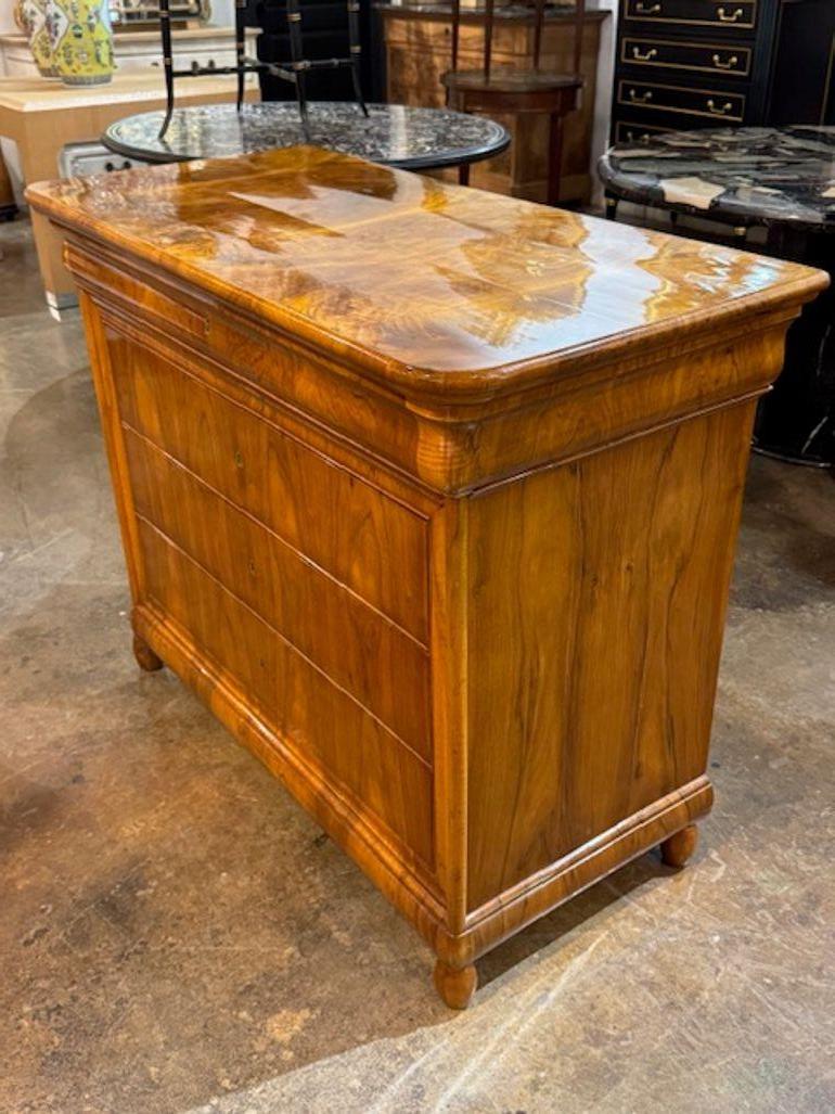 Este artículo es una hermosa cómoda francesa Charles X del siglo XIX.  Esta cómoda pulida a mano es un complemento clásico y elegante para cualquier habitación, que muestra la artesanía y el estilo del siglo XIX francés. Su diseño clásico y su