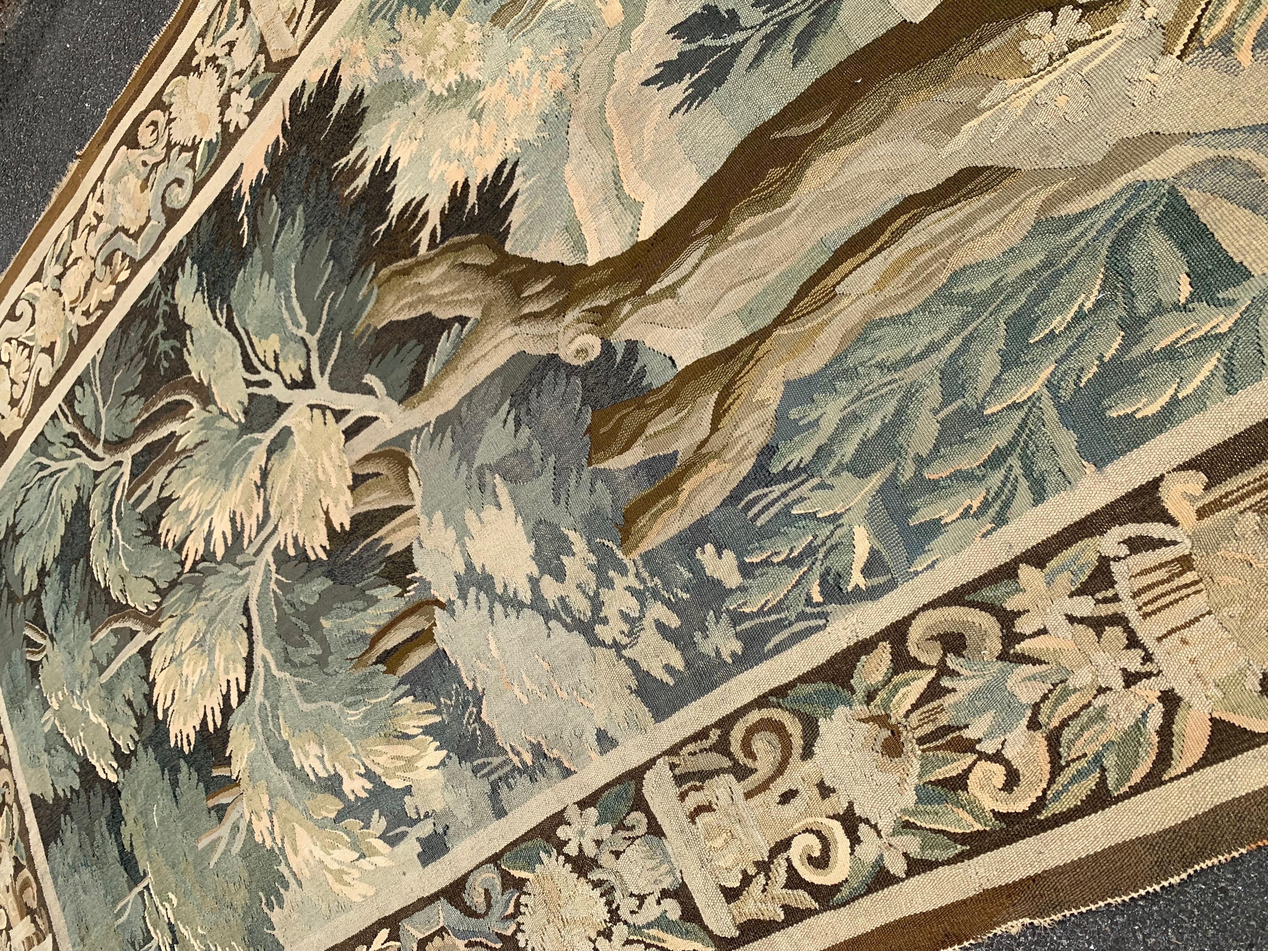 Französischer handgewebter Aubusson-Verdure-Wandteppich des 19. Jahrhunderts mit Vogel und Laub im Zustand „Gut“ im Angebot in New York, NY