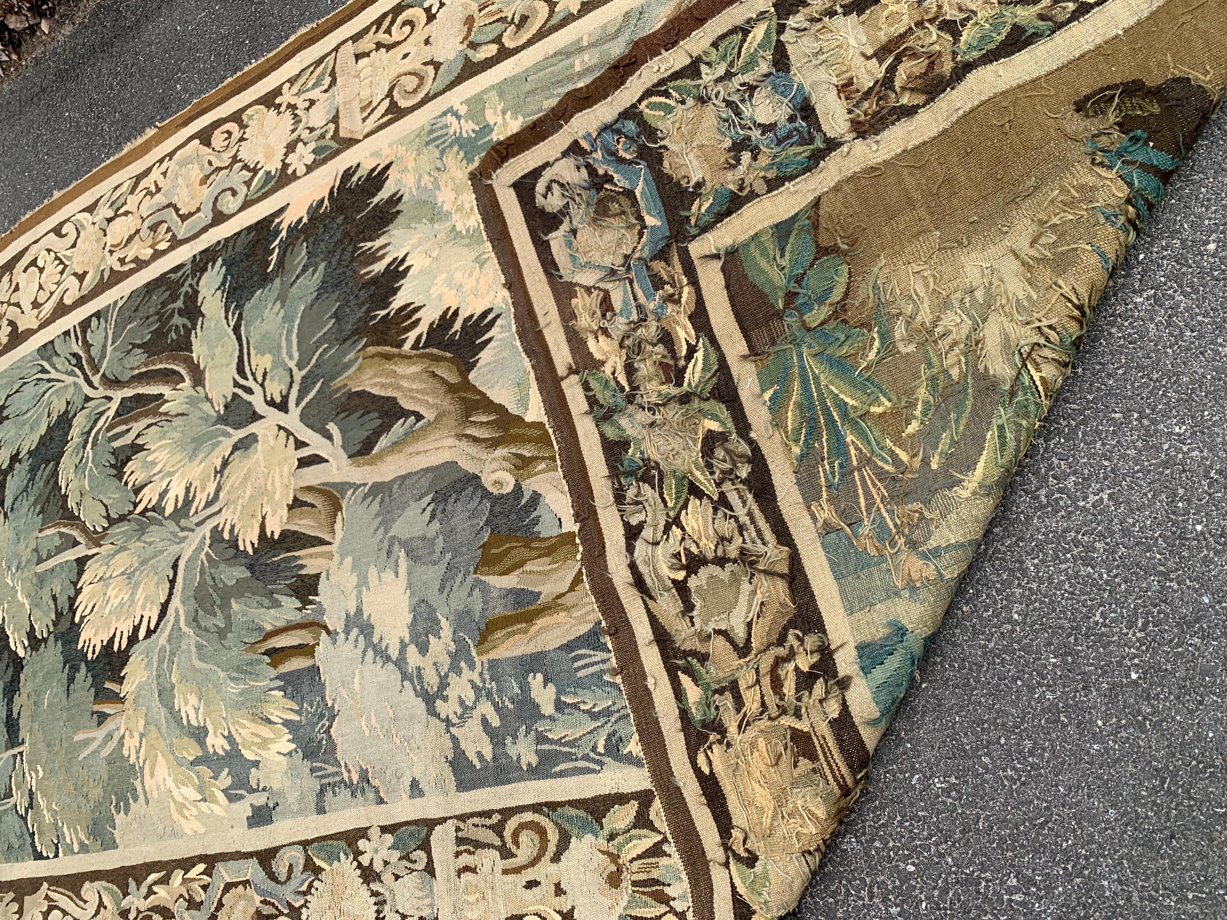 Französischer handgewebter Aubusson-Verdure-Wandteppich des 19. Jahrhunderts mit Vogel und Laub im Angebot 1