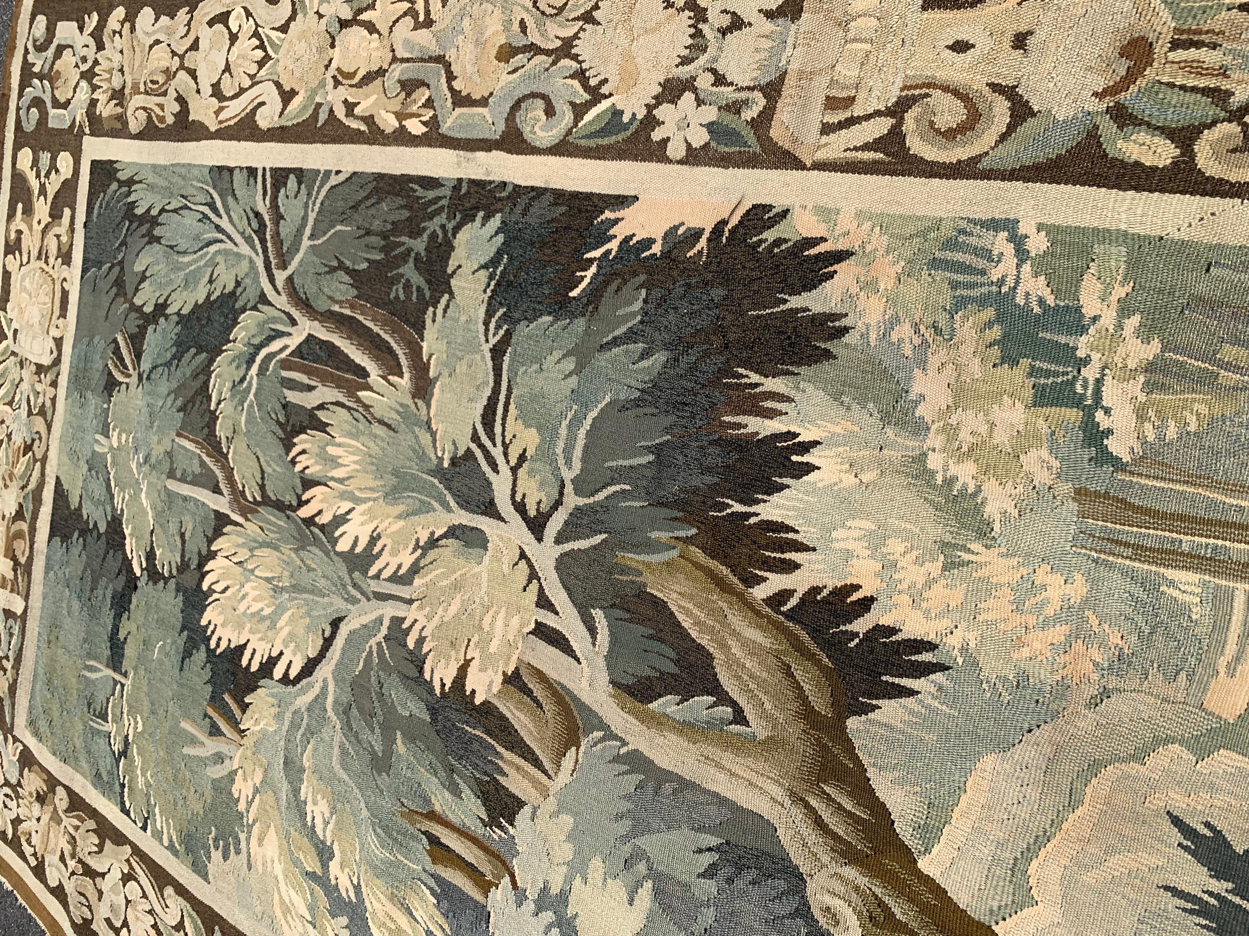 Französischer handgewebter Aubusson-Verdure-Wandteppich des 19. Jahrhunderts mit Vogel und Laub im Angebot 3