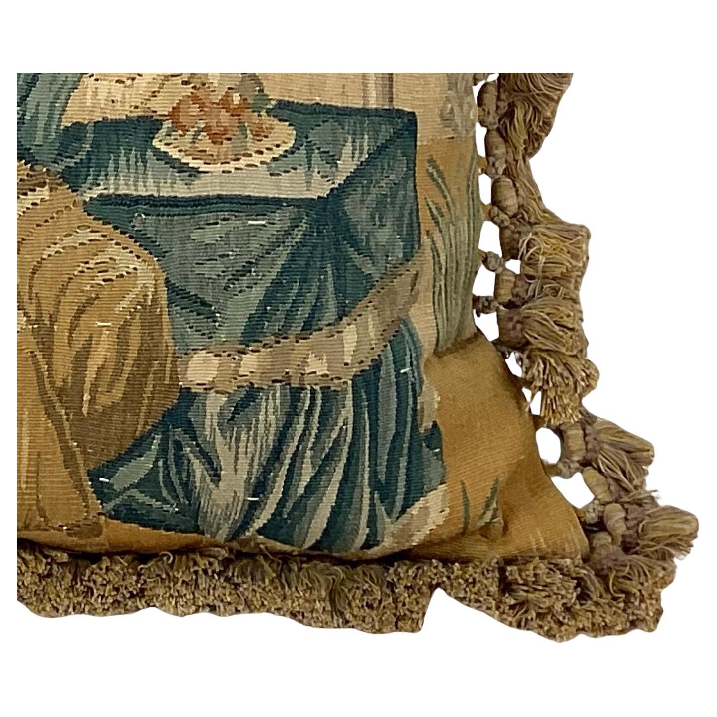 Français Oreiller en tapisserie française tissée à la main du 19e siècle en vente