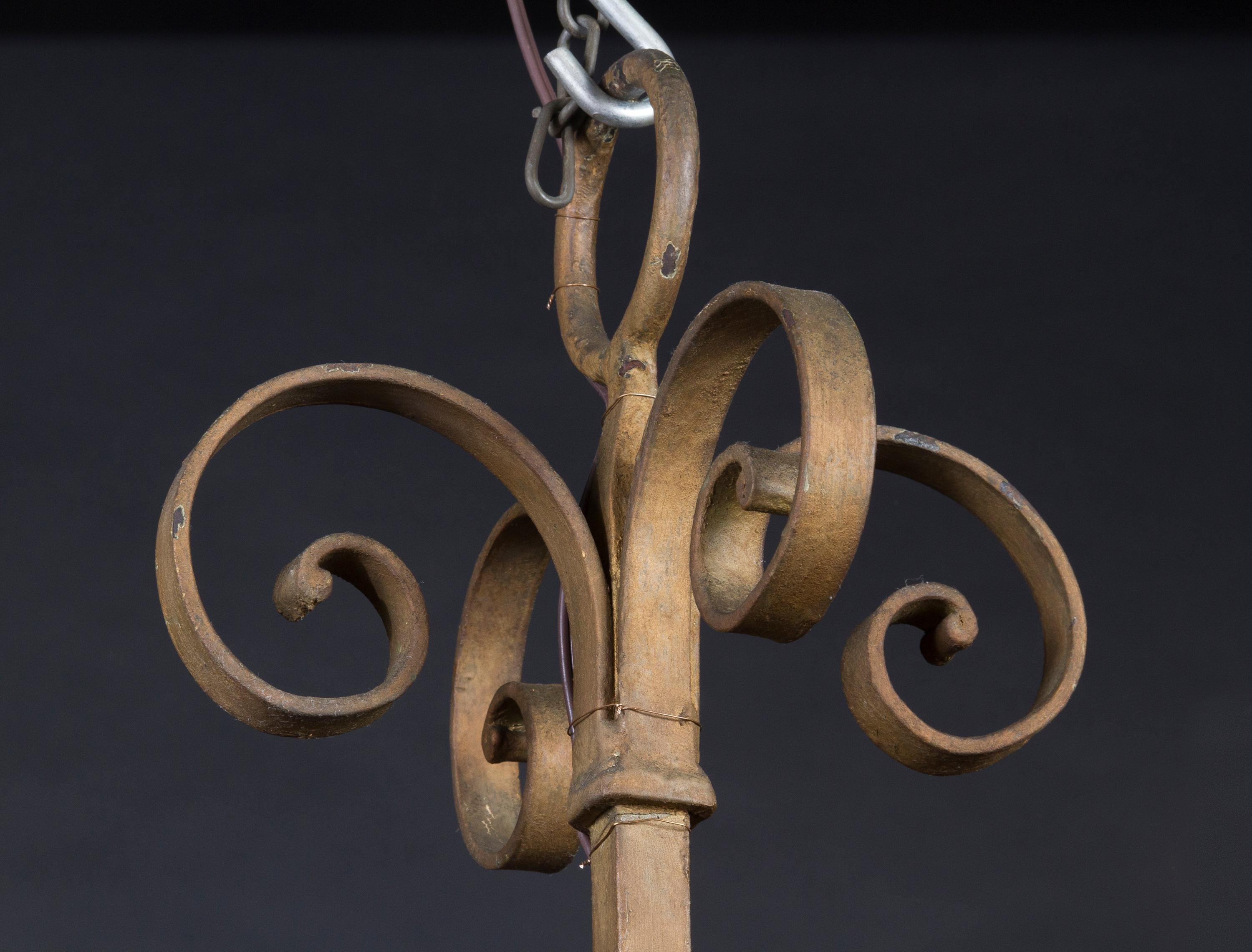Français Lustre français du 19ème siècle en fer forgé à la main avec motif de volutes en vente