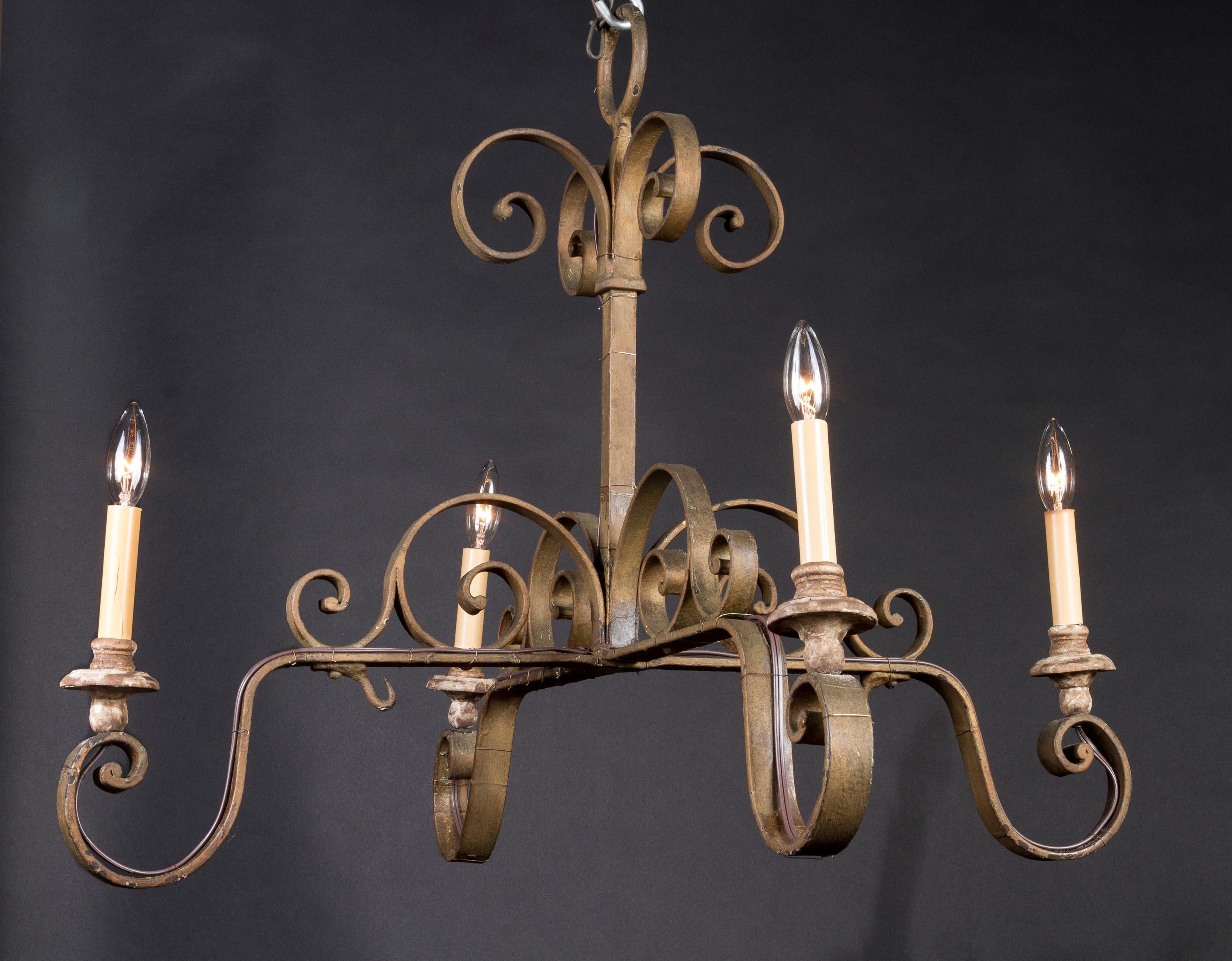 Lampadario francese del XIX secolo in ferro battuto a mano con motivo a volute In condizioni buone in vendita a New Orleans, LA