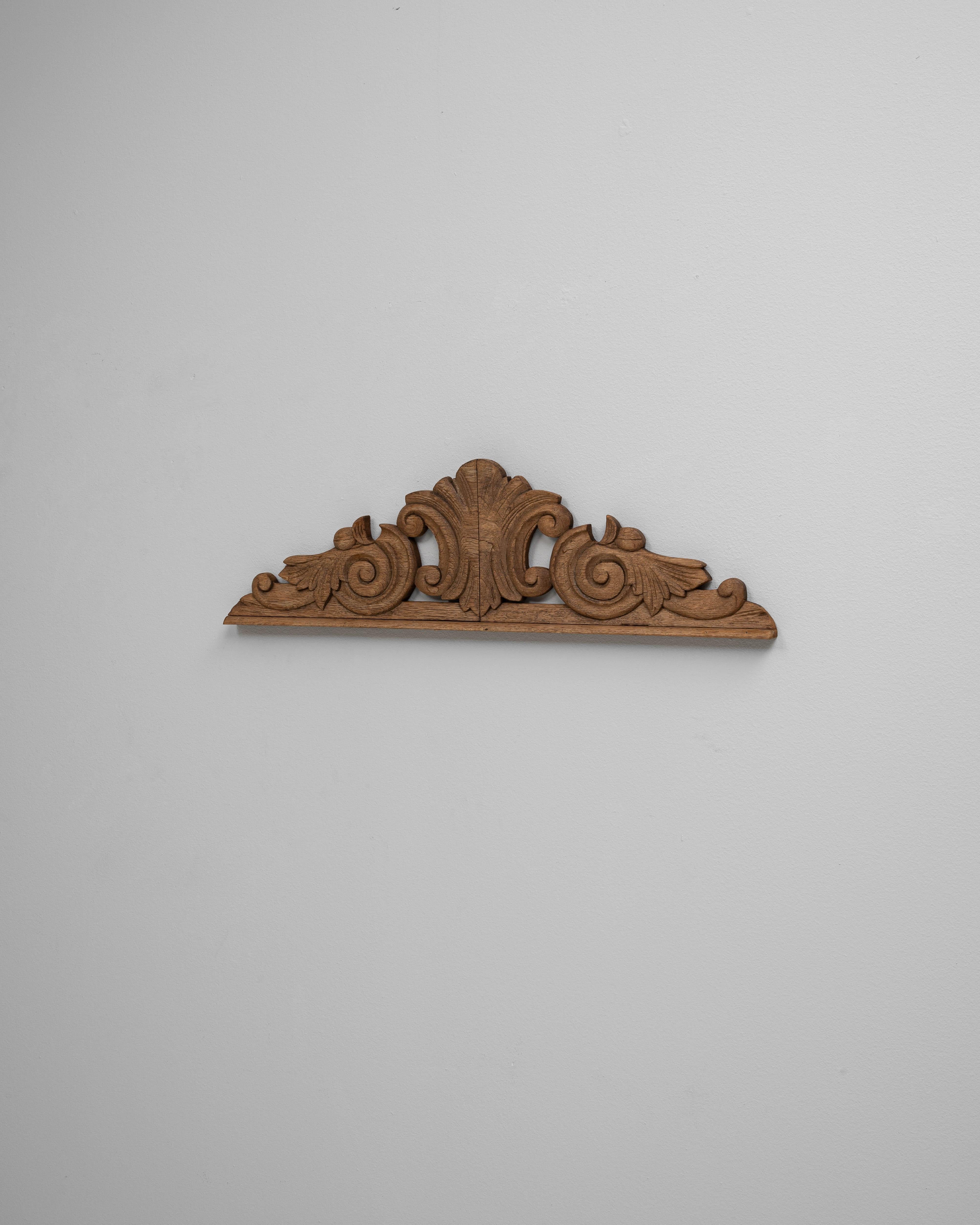 Fragment d'ornement en bois artisanal français du 19e siècle Bon état - En vente à High Point, NC