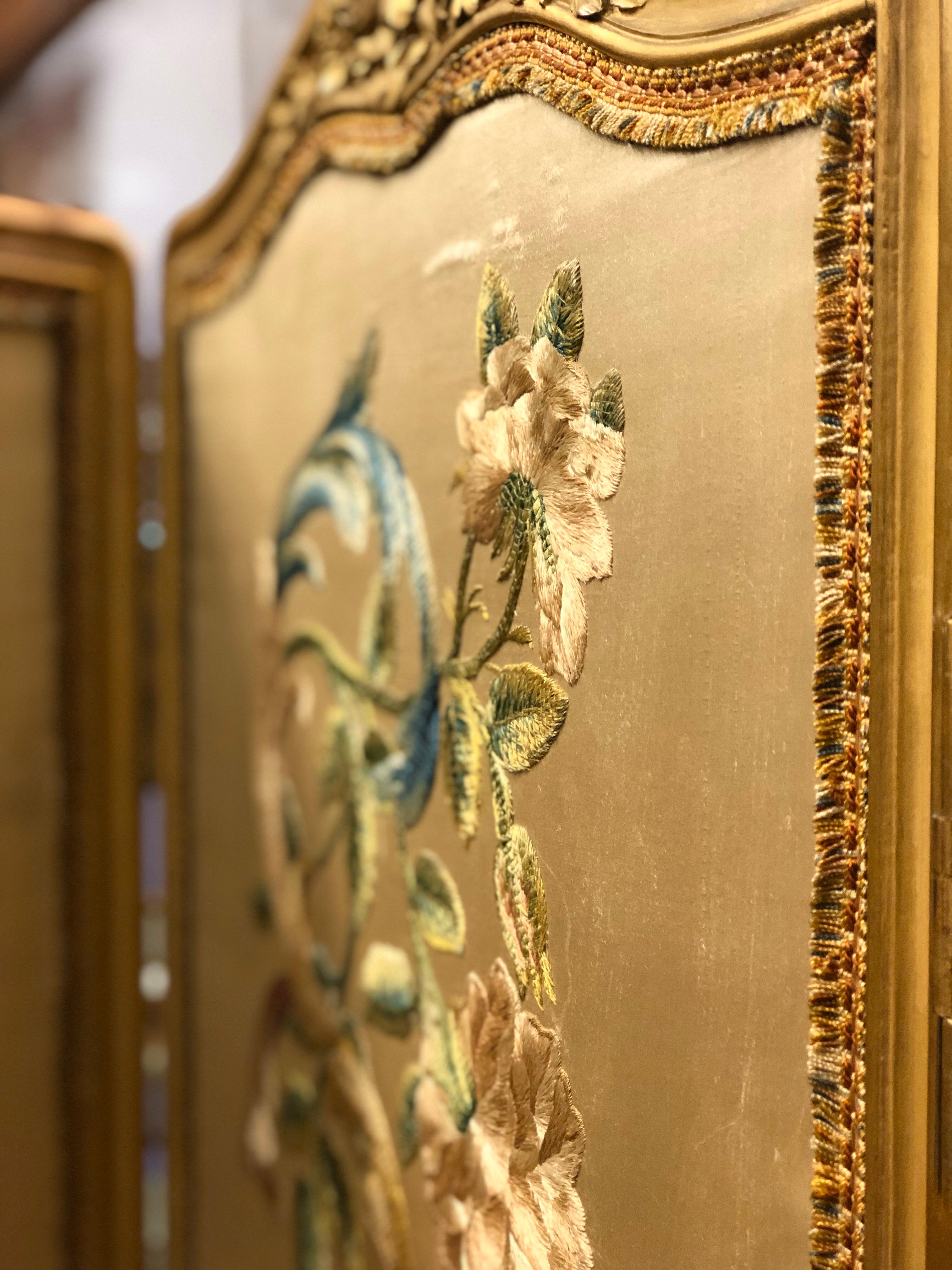 19. Jahrhundert Französisch handgefertigt vergoldet Holz fünf Panel Seide Falten Dressing Bildschirm (Handgeschnitzt) im Angebot