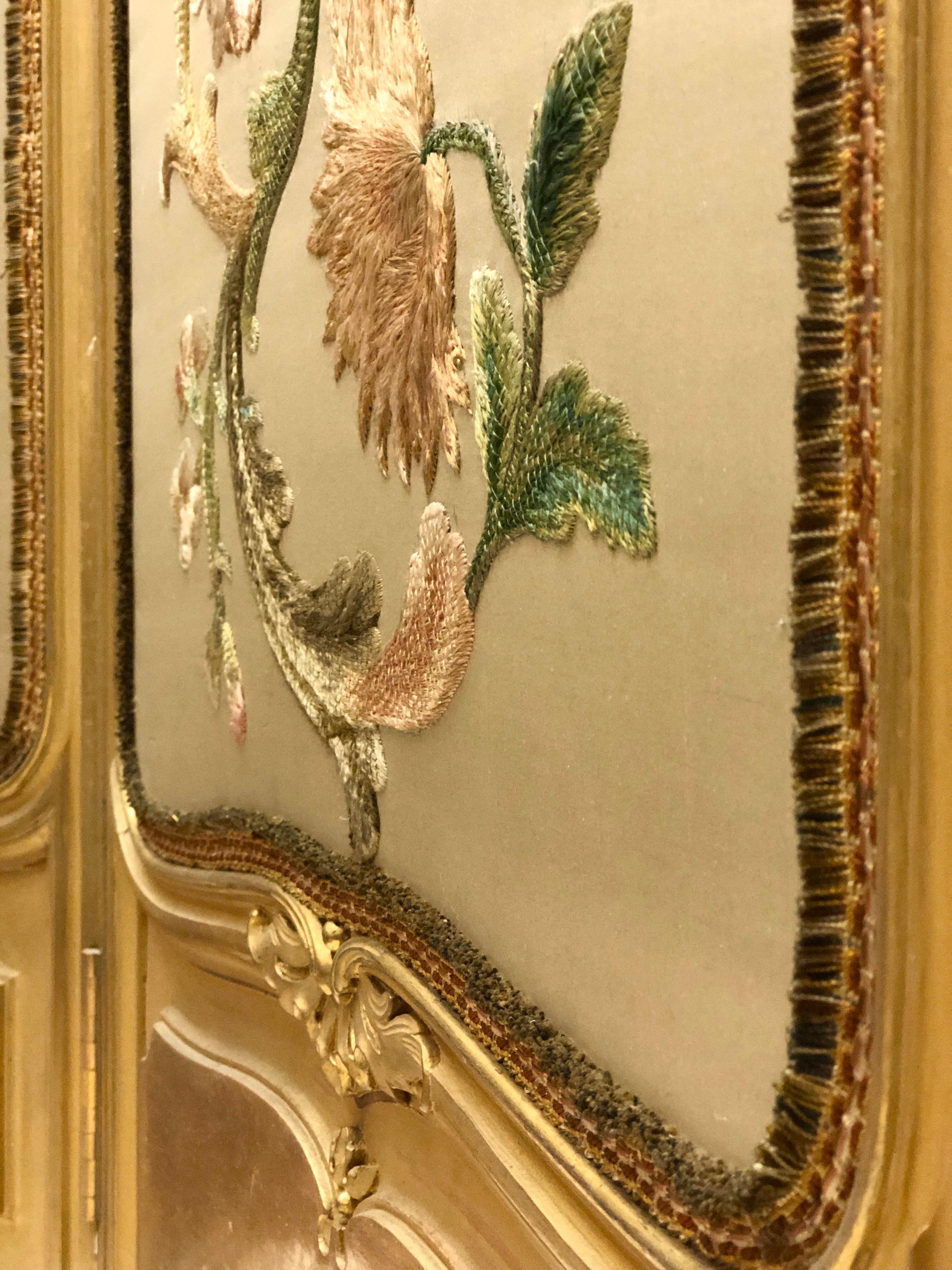 19. Jahrhundert Französisch handgefertigt vergoldet Holz fünf Panel Seide Falten Dressing Bildschirm im Zustand „Gut“ im Angebot in Sofia, BG
