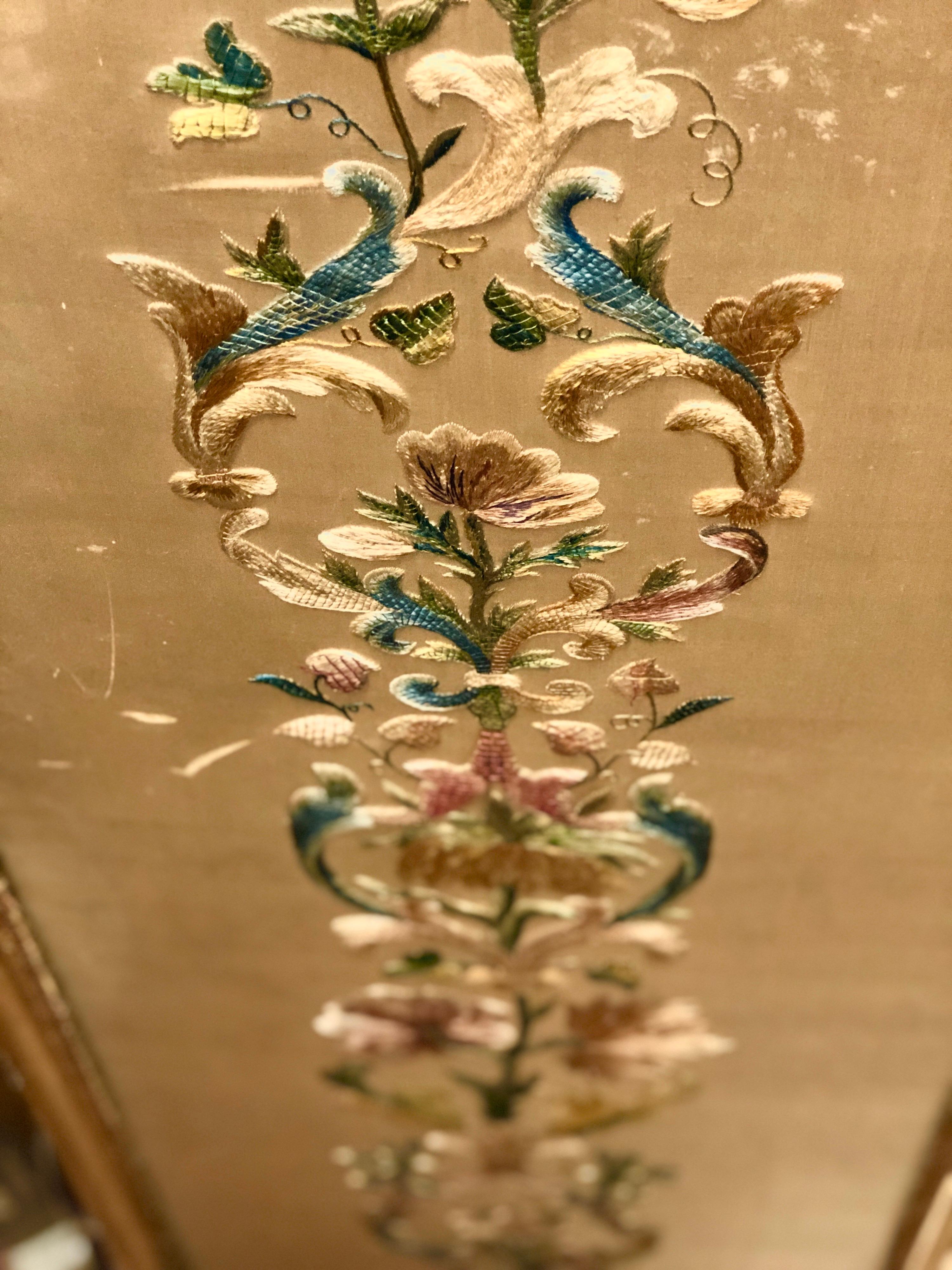 19. Jahrhundert Französisch handgefertigt vergoldet Holz fünf Panel Seide Falten Dressing Bildschirm im Angebot 1