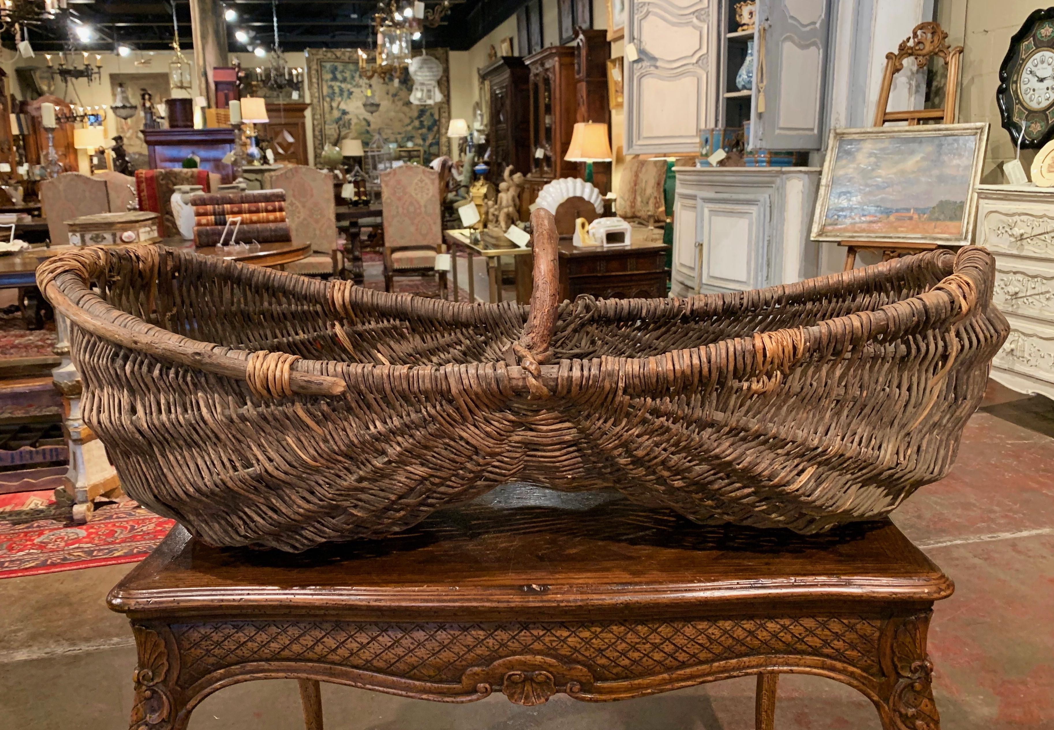 19th Century French Handwoven Wicker Grape Harvesting Basket with Wood Handle In Excellent Condition In Dallas, TX