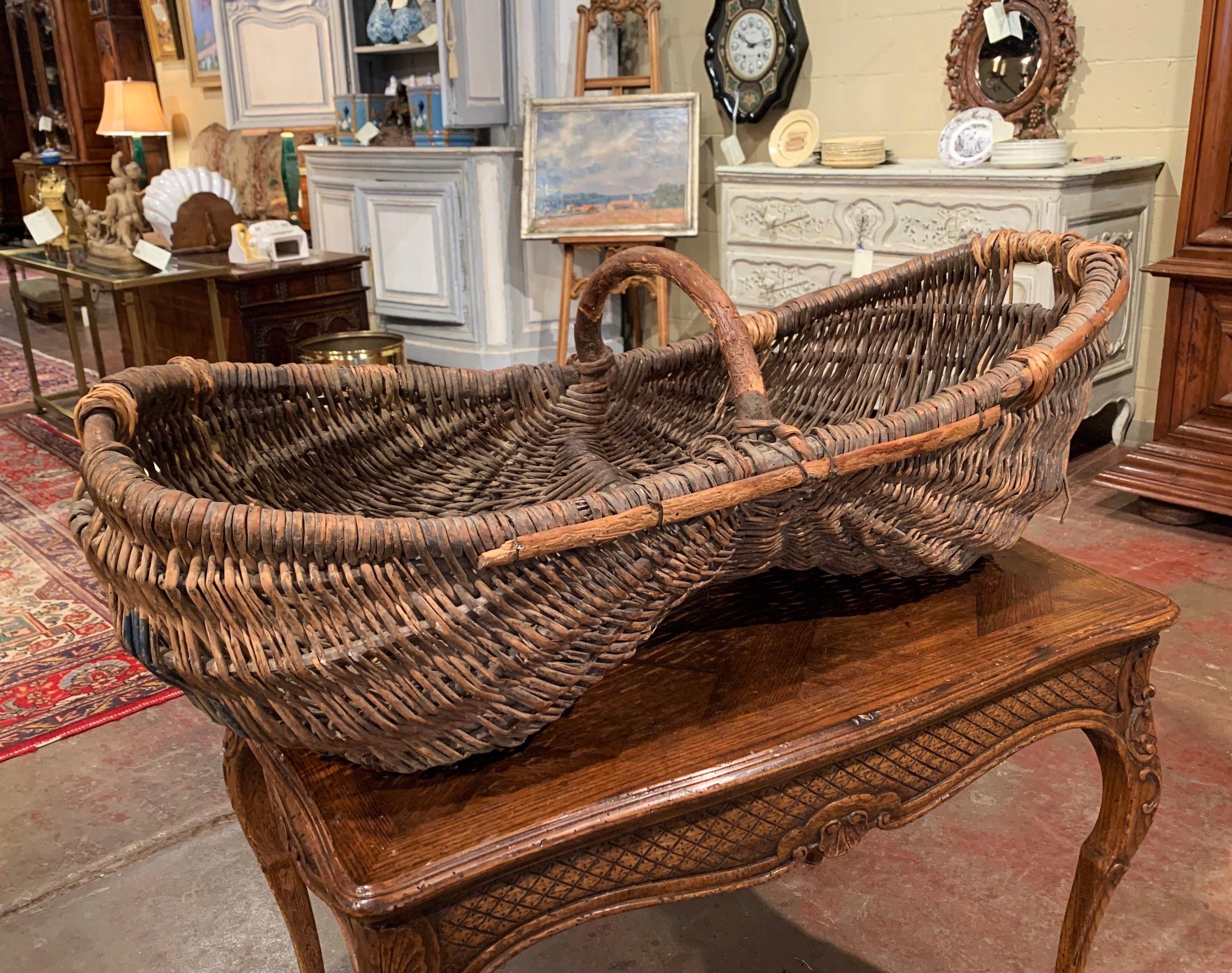 19th Century French Handwoven Wicker Grape Harvesting Basket with Wood Handle 3