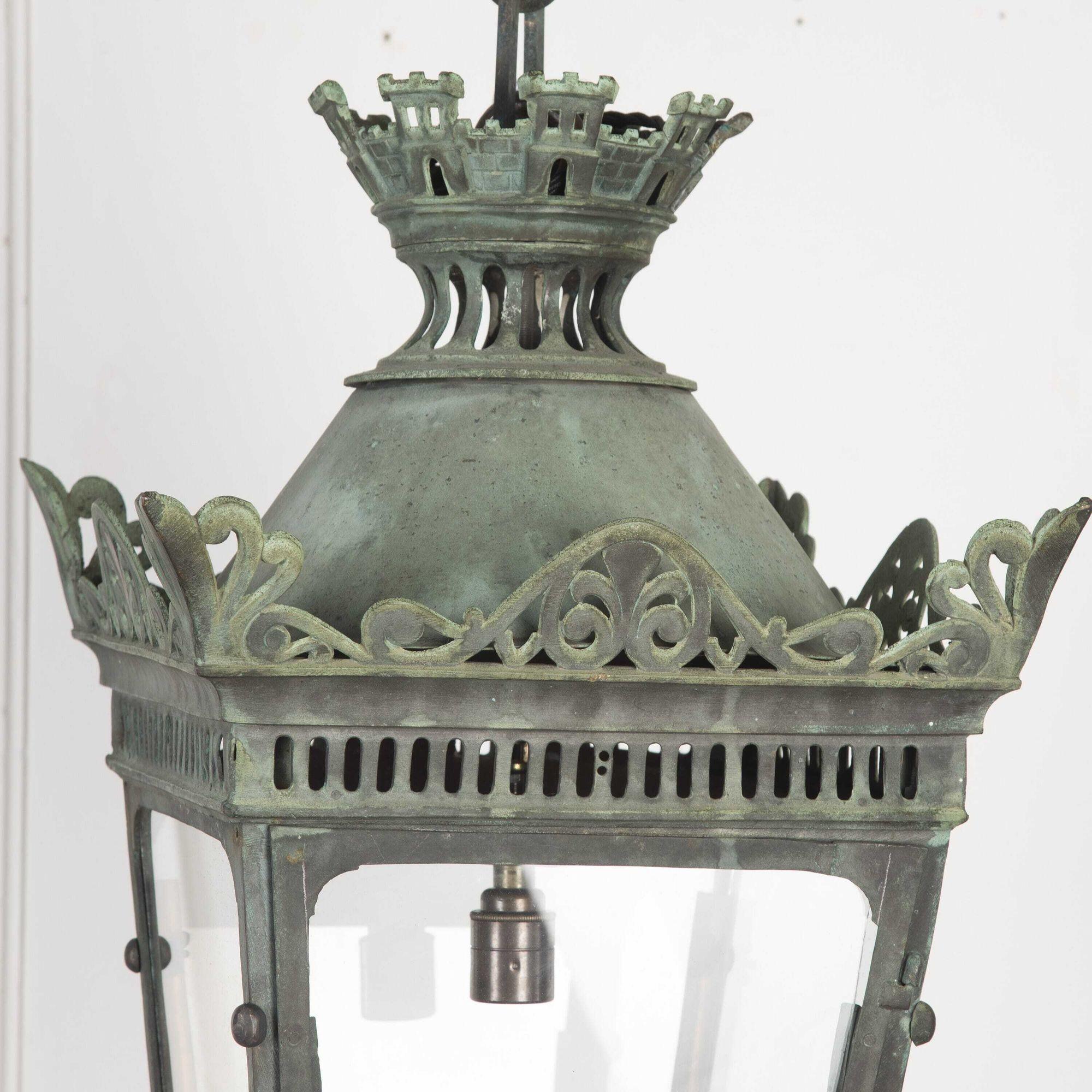 Fantastique lanterne suspendue en cuivre vert-de-gris français de la fin du 19e siècle avec chaîne.
Il s'agit d'une fabuleuse lanterne en cuivre vert-de-gris entièrement émaillée, dotée d'un magnifique cadre percé et d'une tourelle avec une chaîne