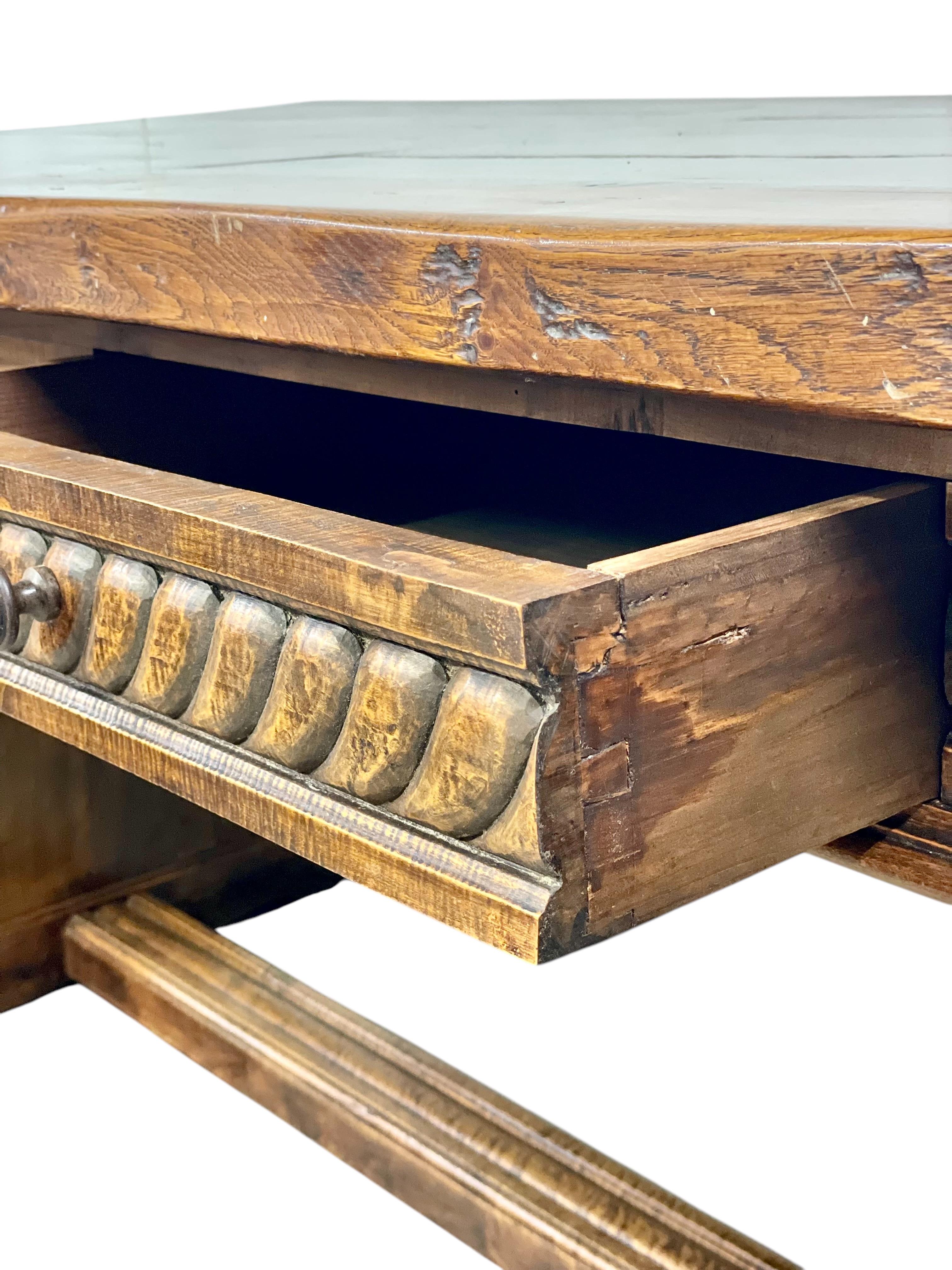 Mesa de comedor francesa del siglo XIX estilo Haute Epoque en venta 4