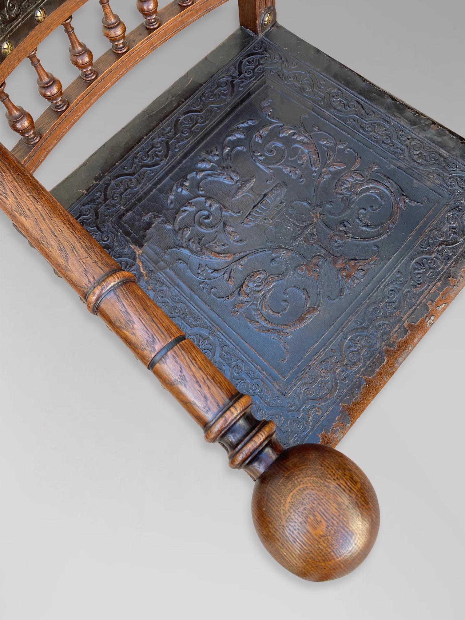 Embossé Fauteuil français du 19ème siècle Henr II en cuir et chêne ouvragé en vente