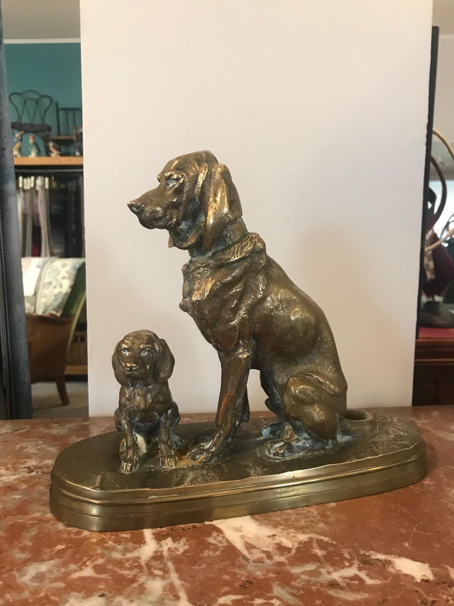 Magnifique groupe assis en bronze d'Alfred Jacquemart (français, 1824-1896) du XIXe siècle représentant un chien et son chiot. Patine dorée. Signé Jacquemart sur la base.