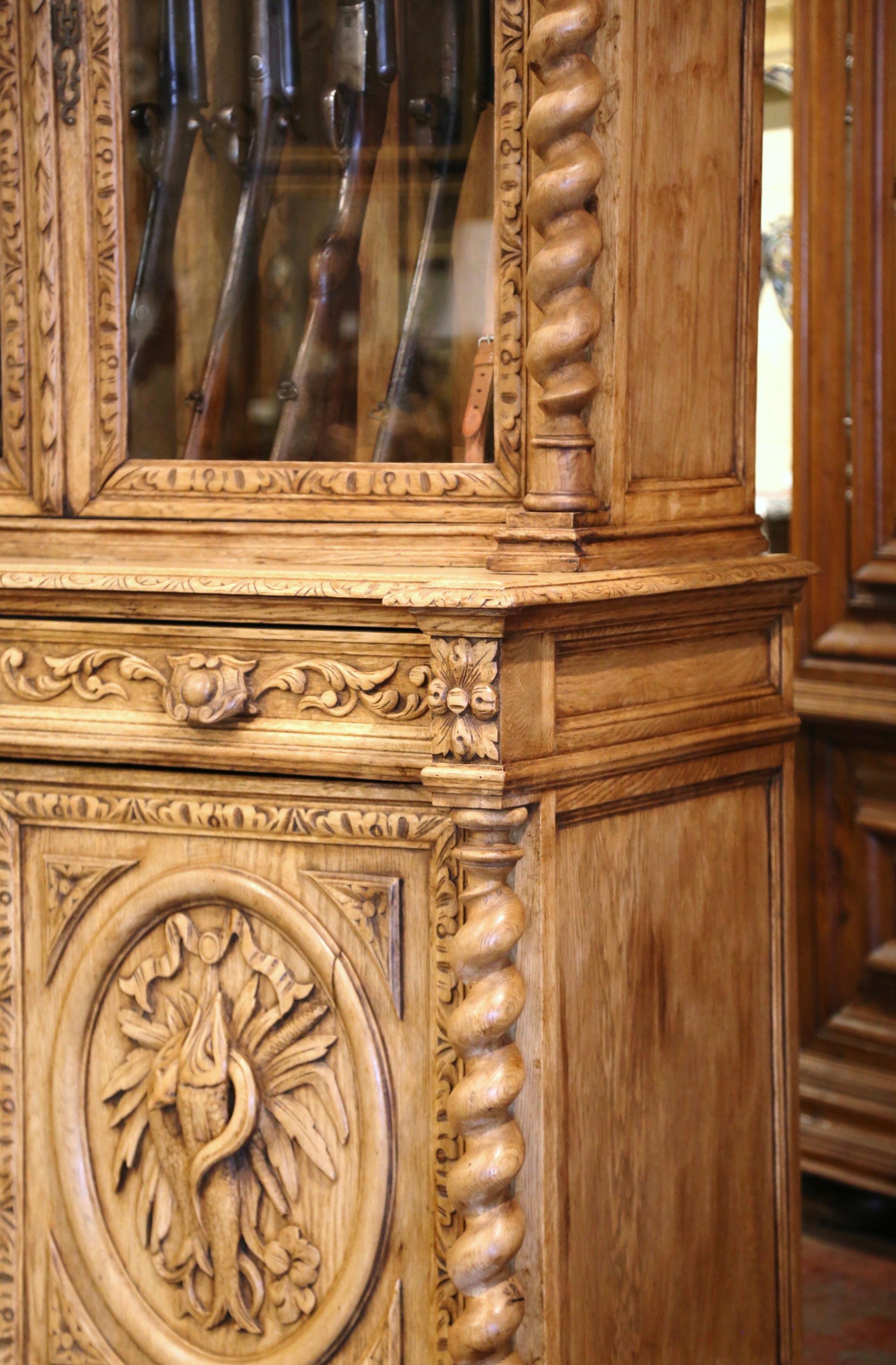 Armoire à canon en chêne blanchi sculptée Henri II du 19ème siècle avec motifs de chasse 9