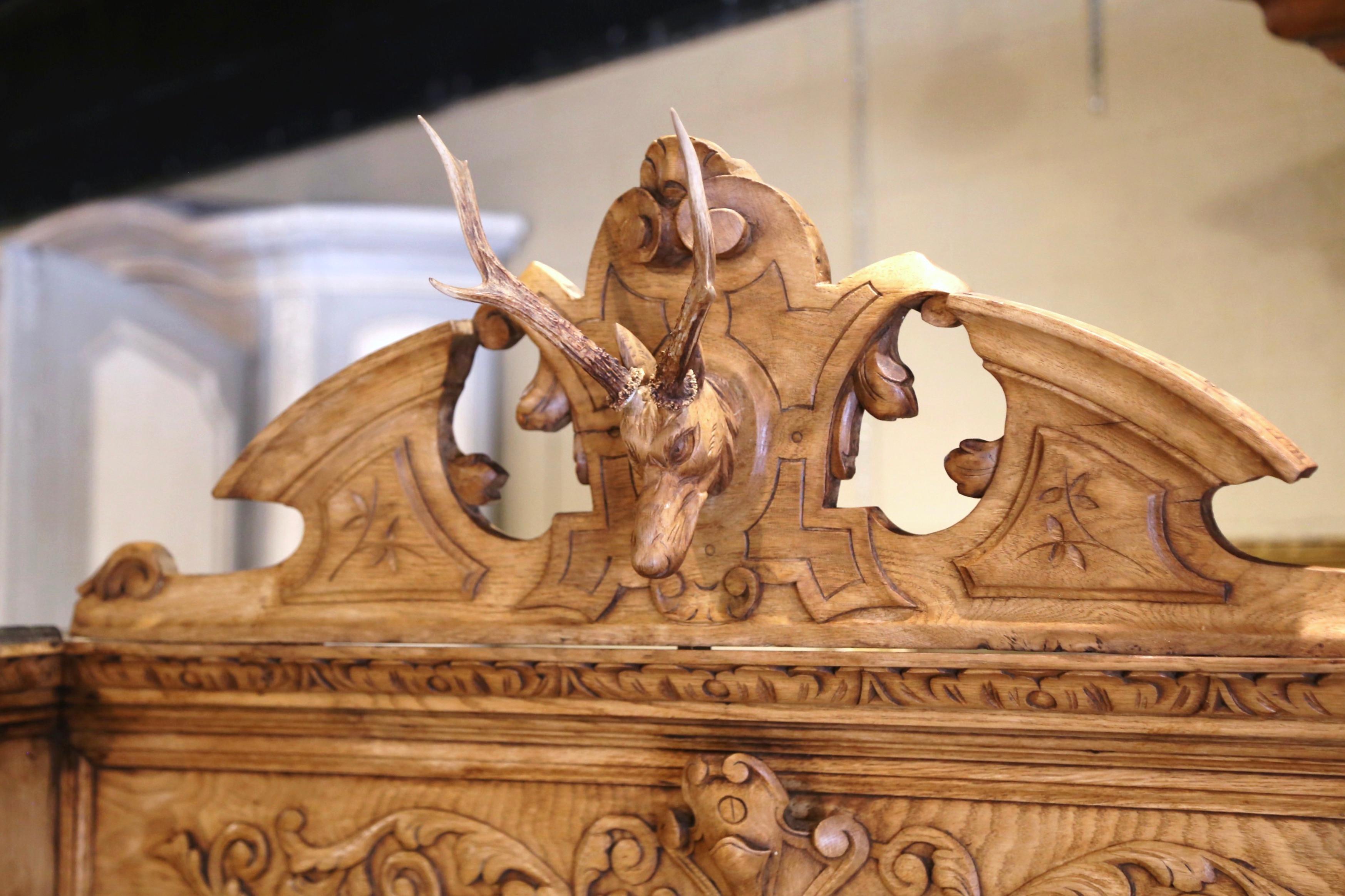 Français Armoire à canon en chêne blanchi sculptée Henri II du 19ème siècle avec motifs de chasse