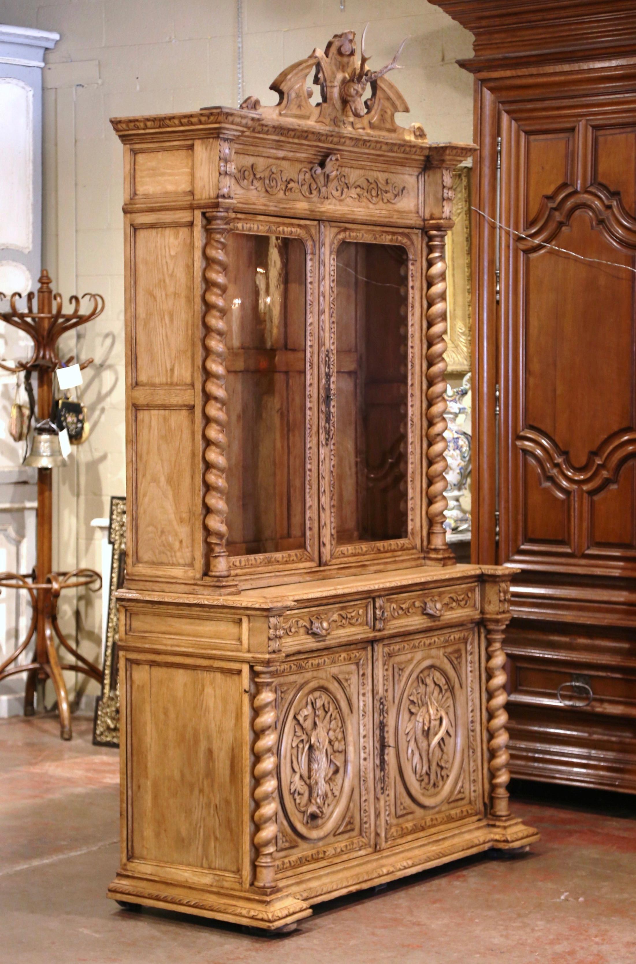 Armoire à canon en chêne blanchi sculptée Henri II du 19ème siècle avec motifs de chasse Excellent état à Dallas, TX