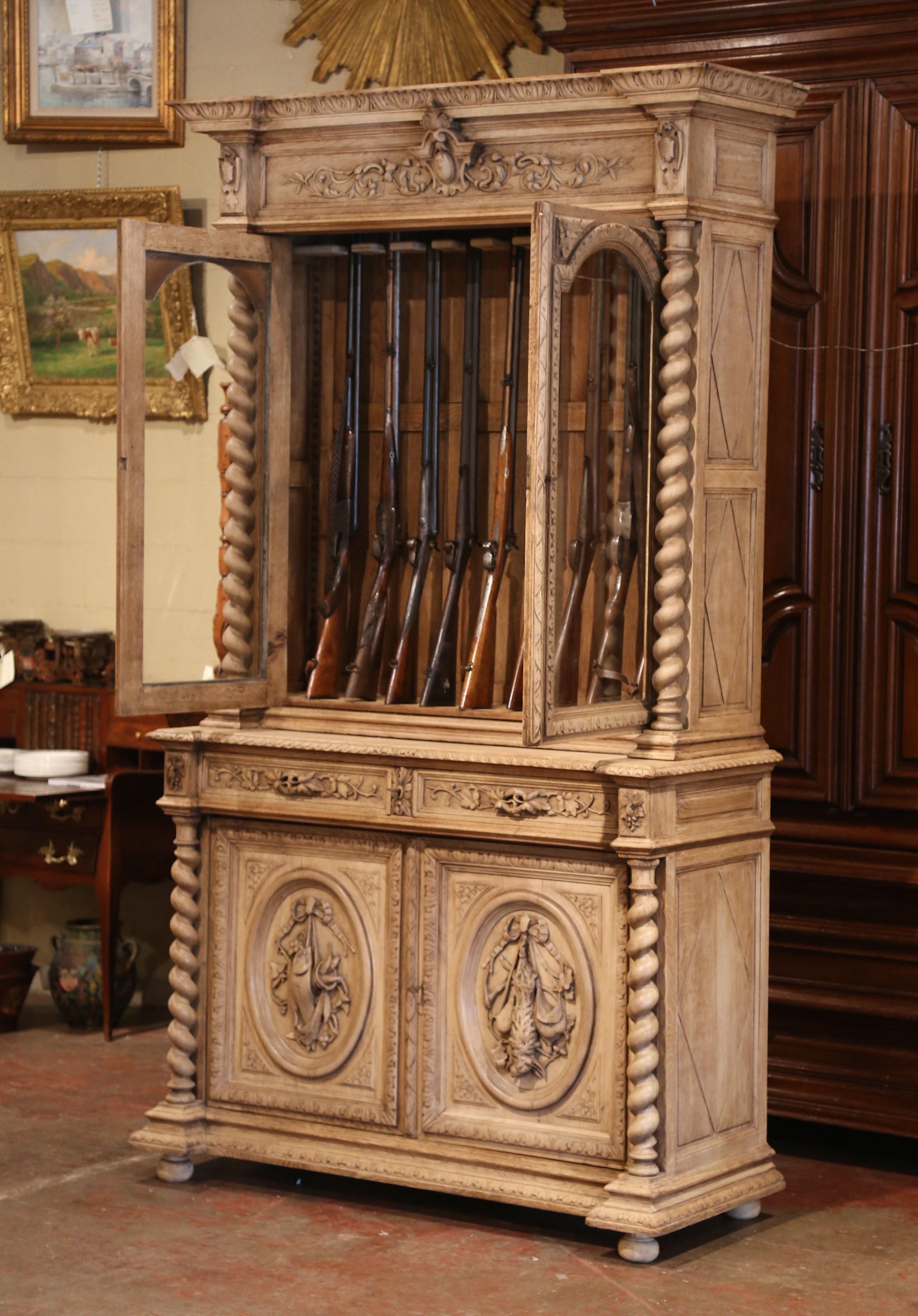 Armoire française à fusils du XIXe siècle en chêne clair sculpté Henri II avec motifs de chasse 2
