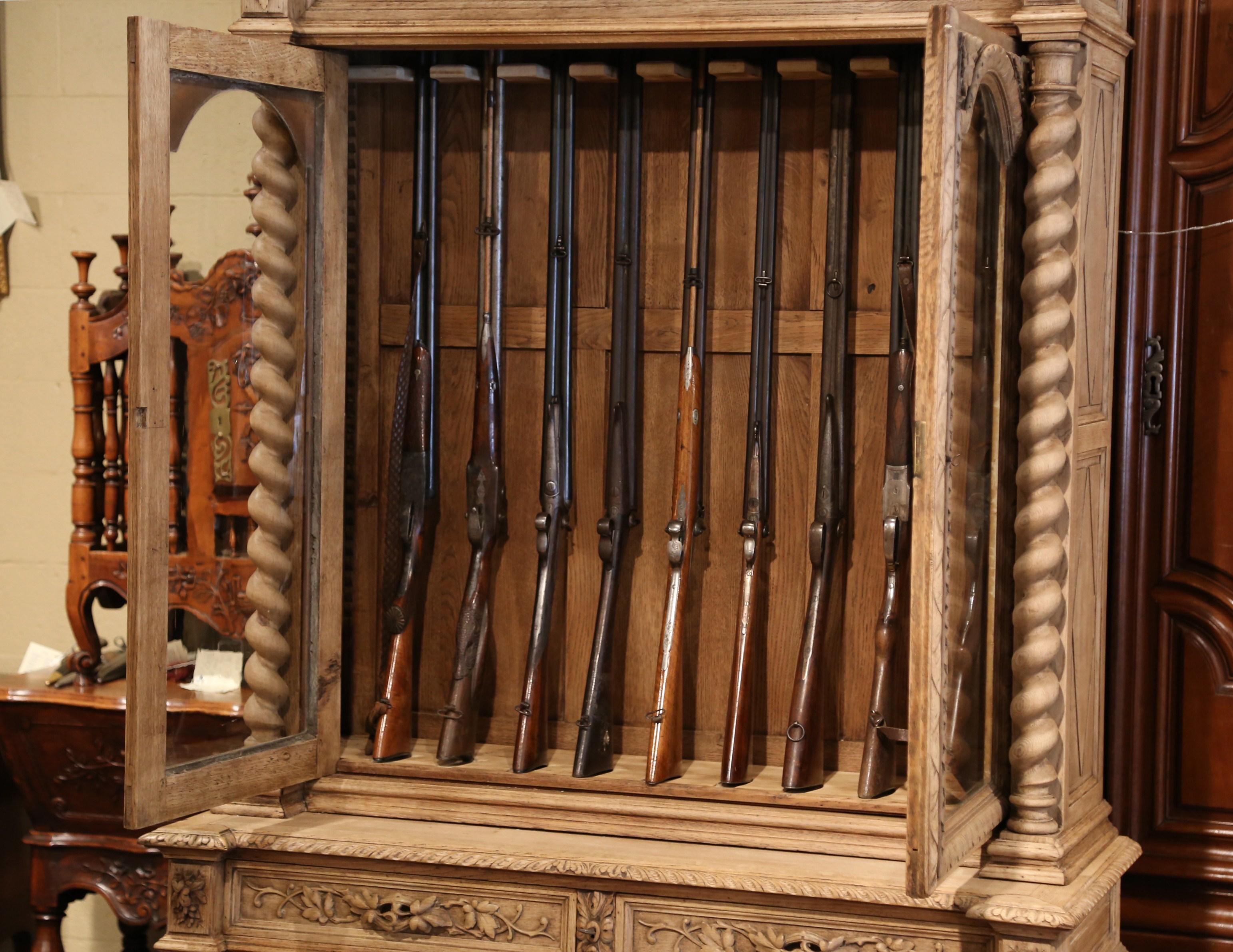 Armoire française à fusils du XIXe siècle en chêne clair sculpté Henri II avec motifs de chasse 6